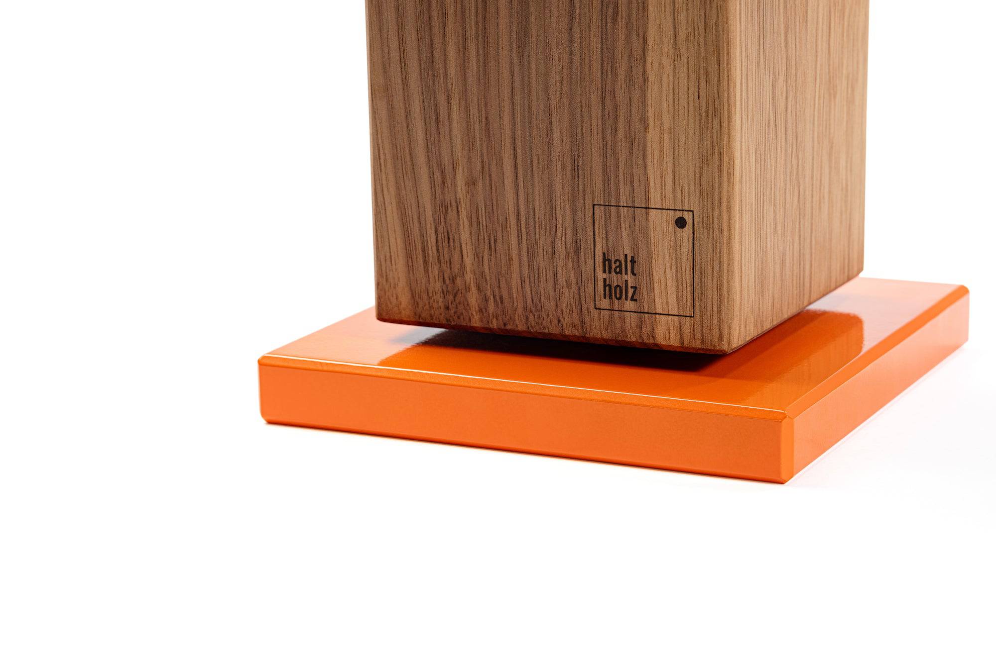 Orangener Stahlsockel im Detail