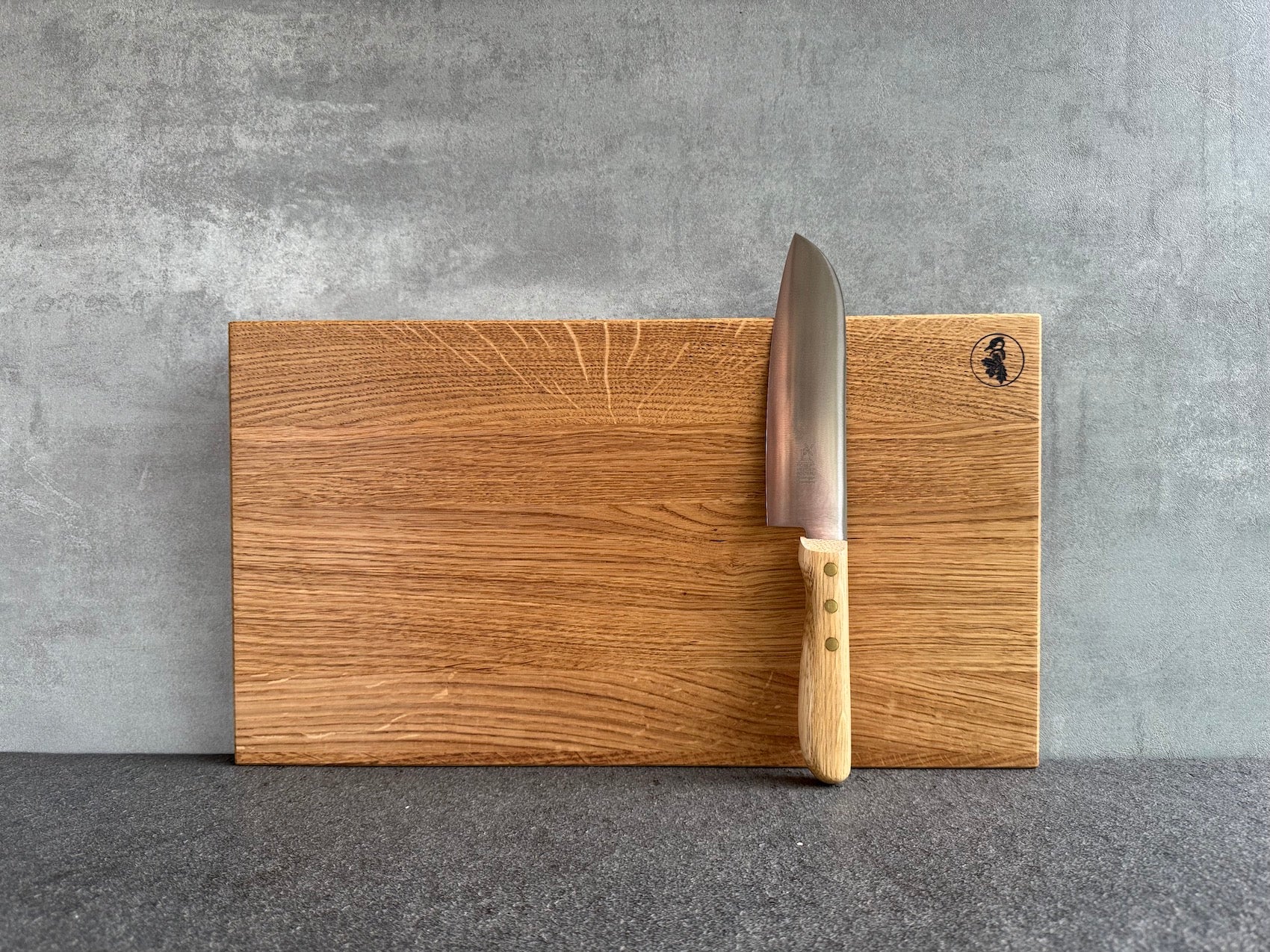 Schneidebrett mit gerader Kante und einem Santoku von Windmühlenmesser mit Eiche-Griff
