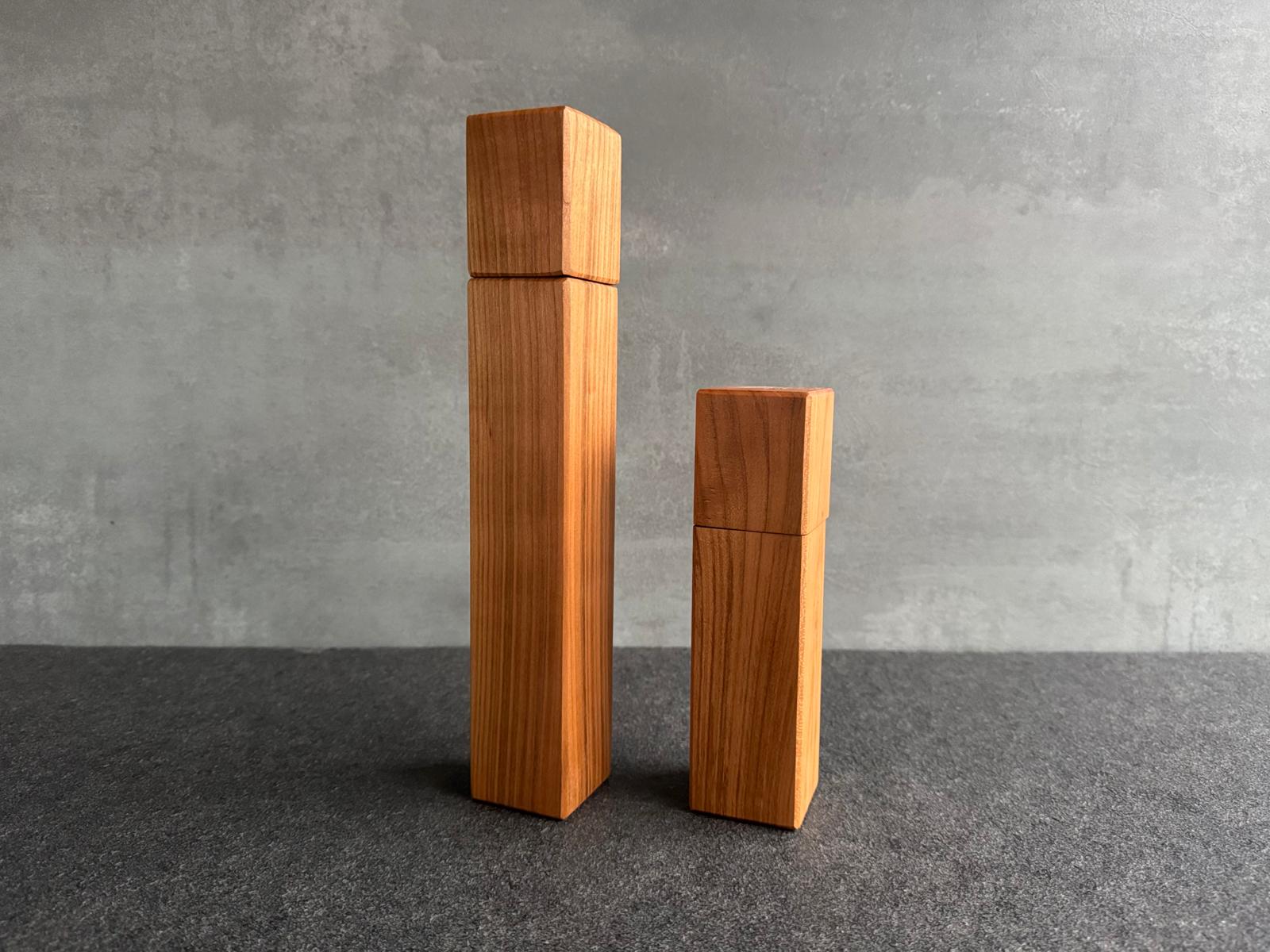 Pfeffermühle groß und Salzmühle klein aus massivem Kirschbaum. Verbaut wurde ein Strässler Mahlwerk.