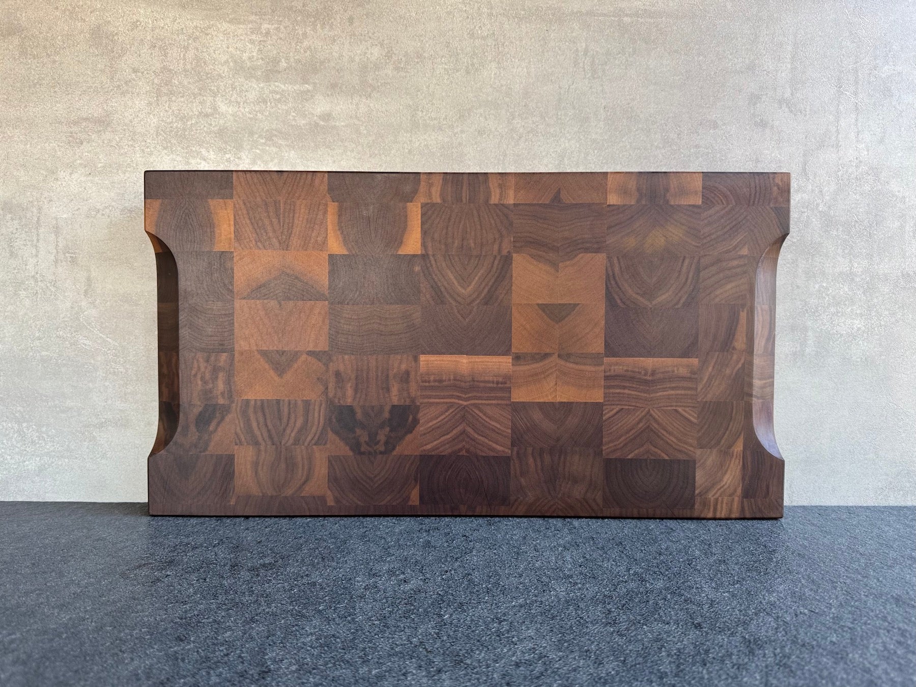 Rückseite eines Schneideblockes aus Stirnholz.