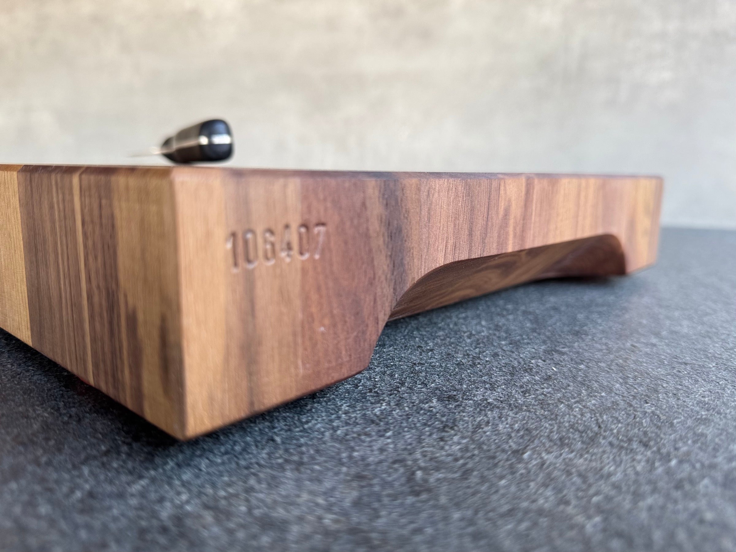 Ansicht der Griffmulden bei einem Hirnholz Schneideblock.