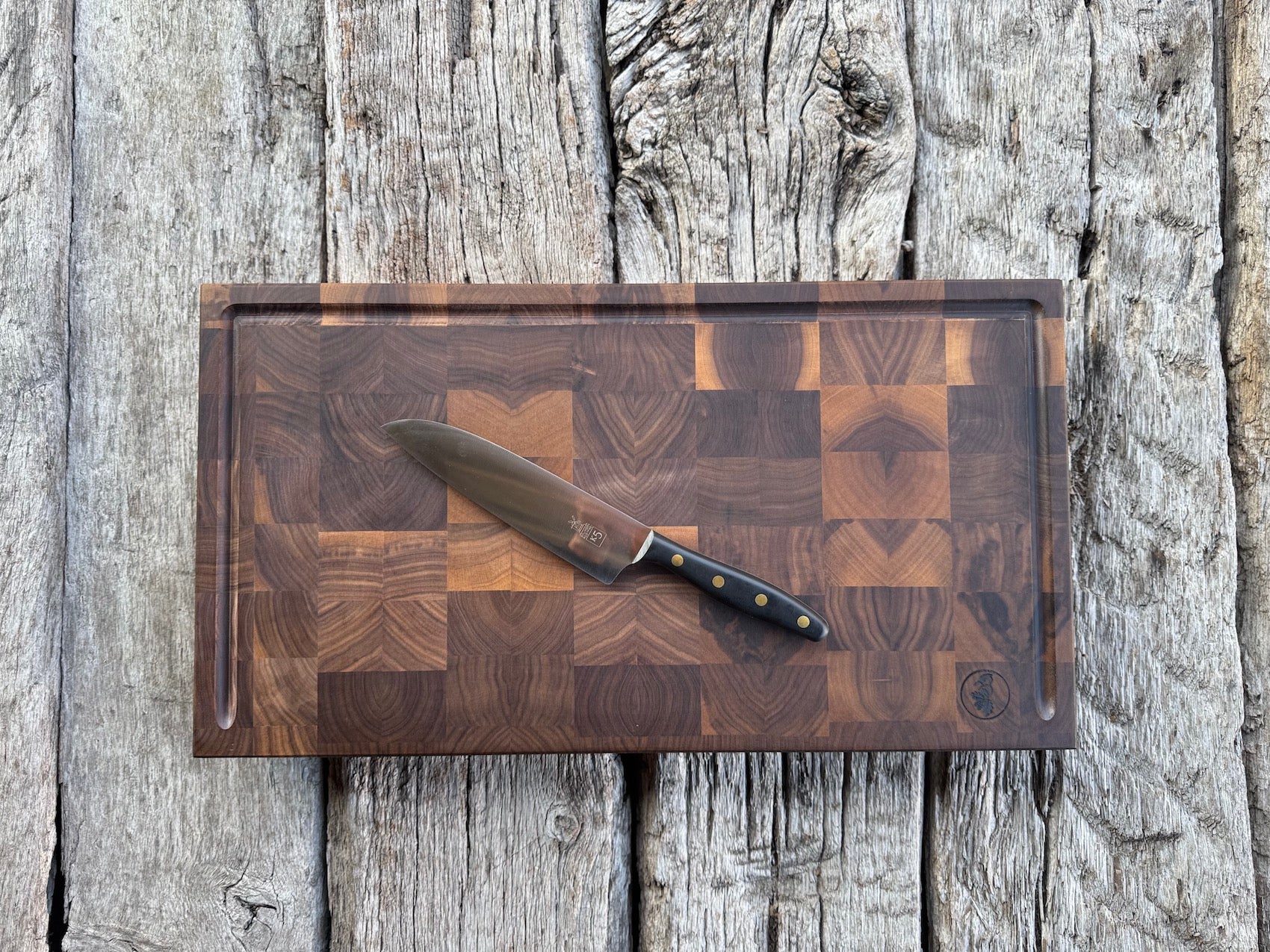 Wundervoller Nussbaum Hirnholz Schneideblock mit U-Saftrille auf alten Eichenbalken.