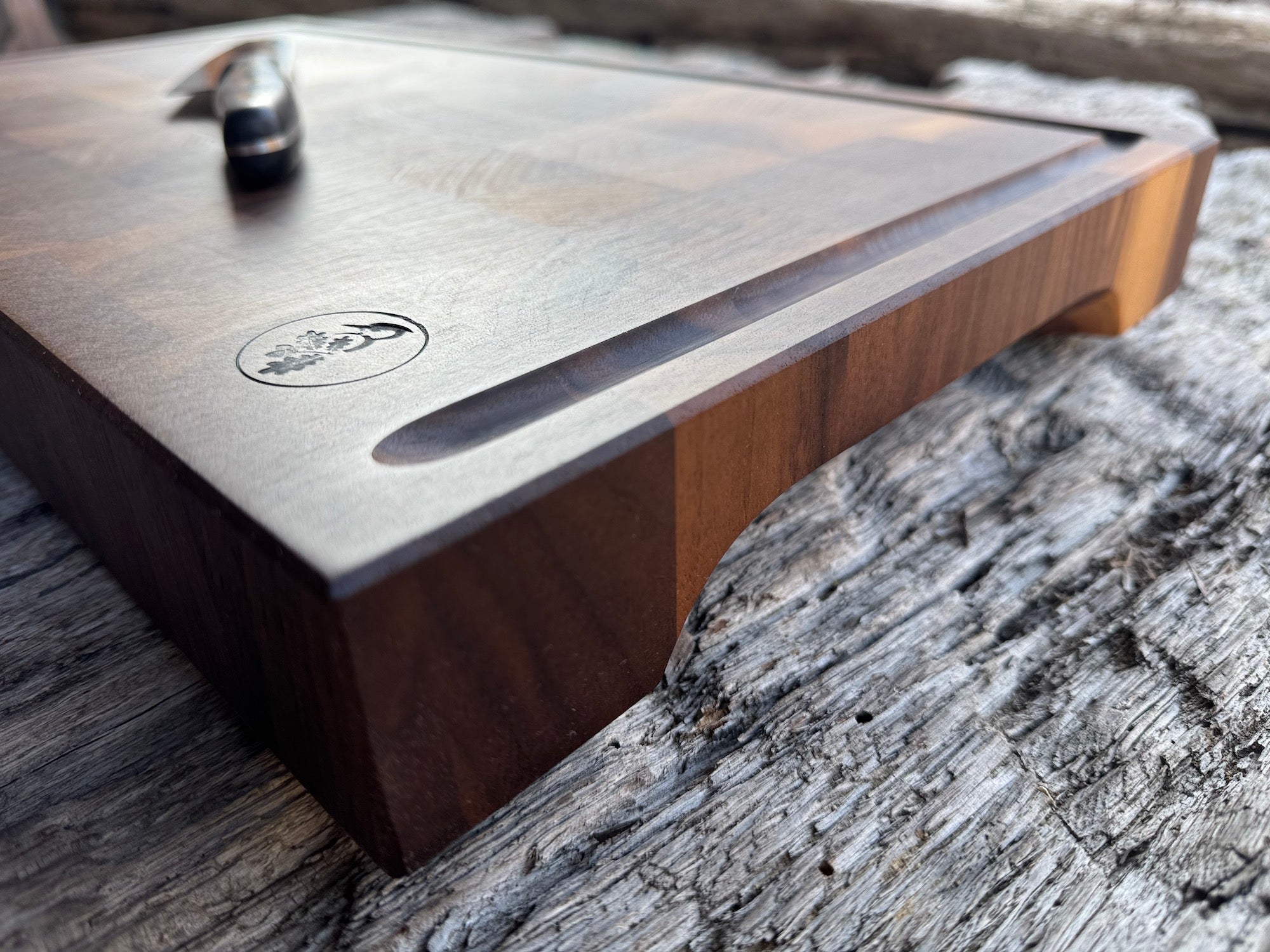 Detailansicht der U-Saftrille von Spessartbrett.