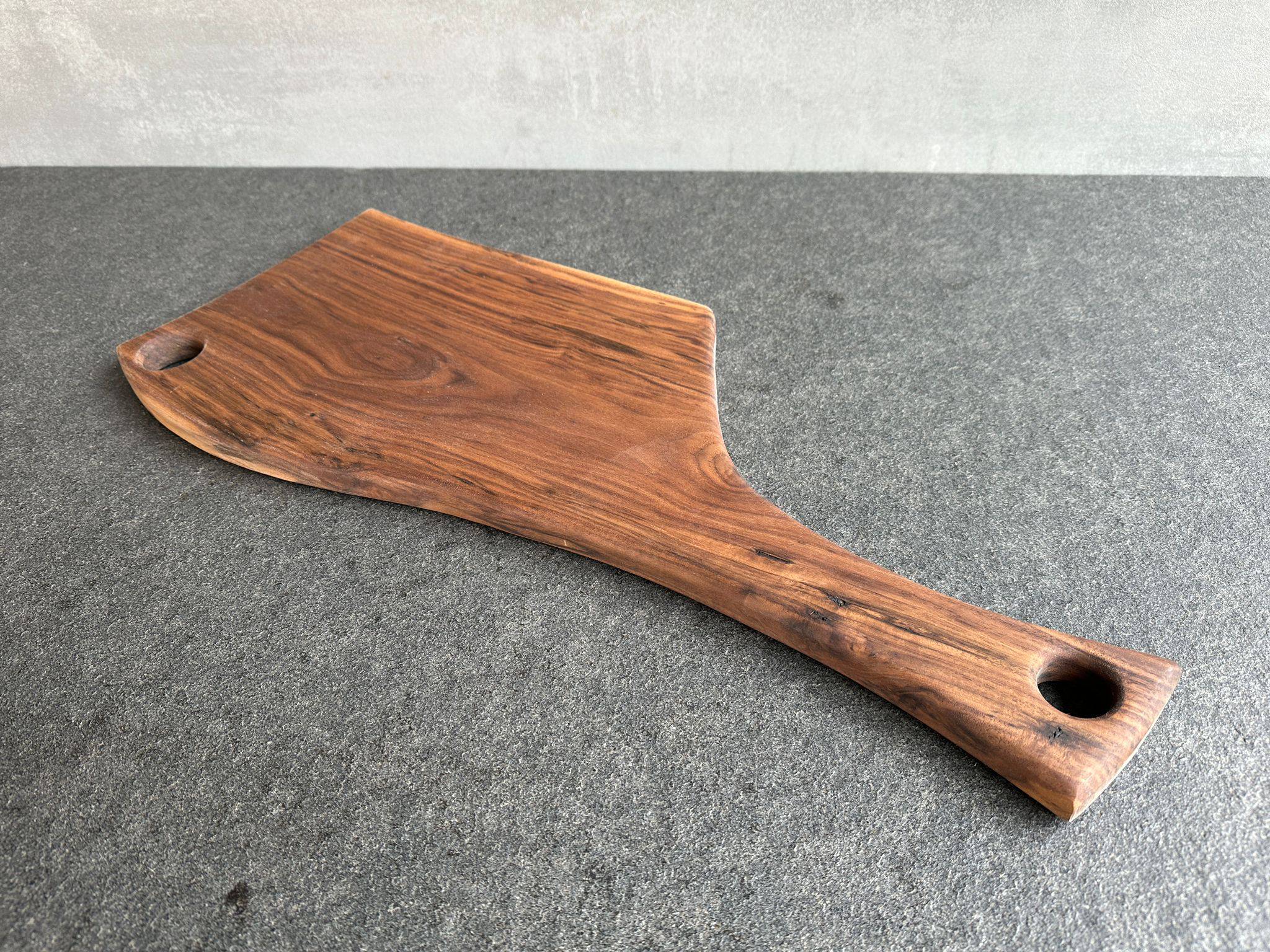 Nussbaum Schneidebrett mit Griff & Loch #104064 - Spessartbrett