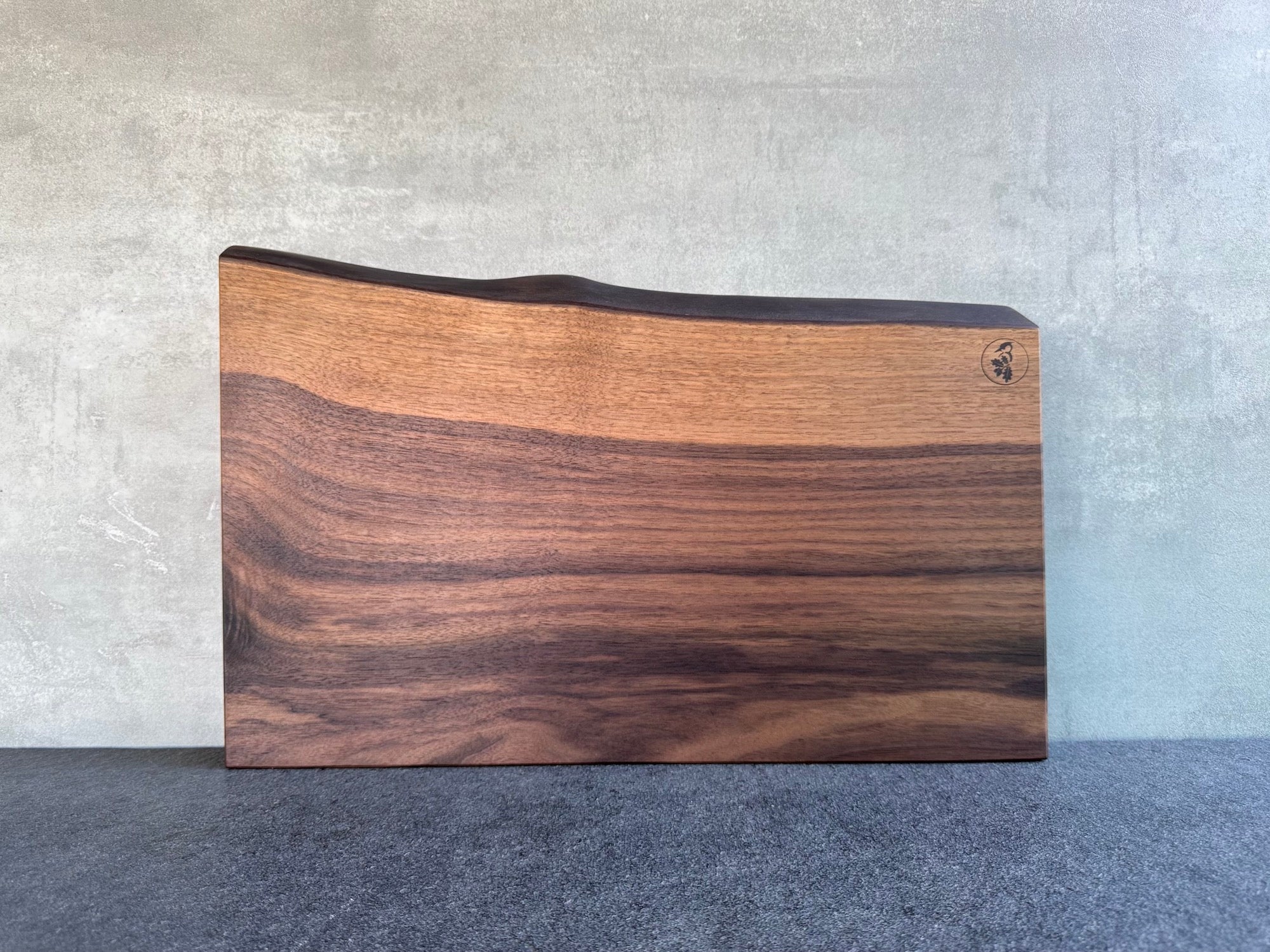 Nussbaum Schneidebrett massiv – naturbelassen mit Baumkante