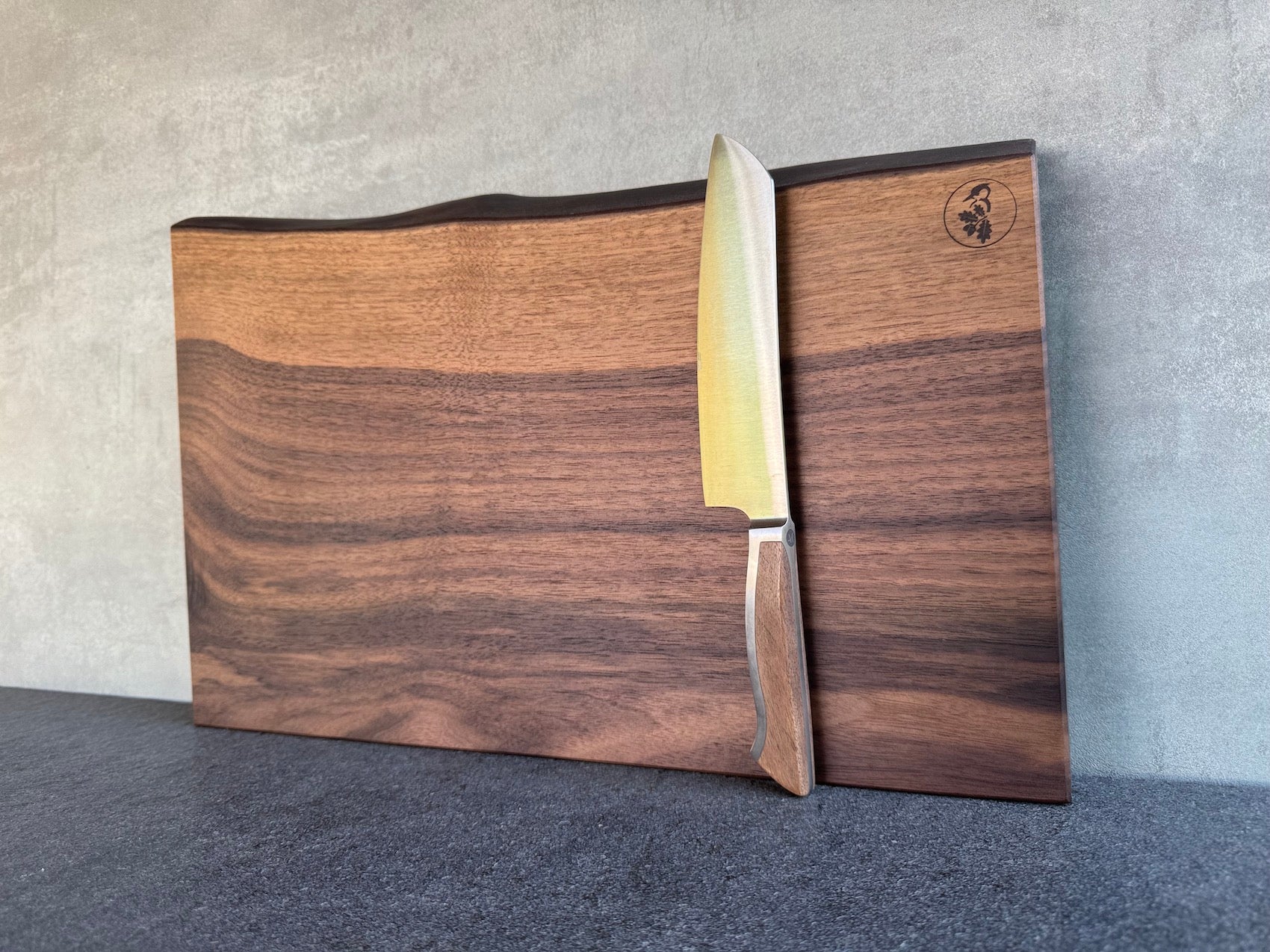 Schneideblock aus Nussbaum – einteilig, rustikal & handgefertigt