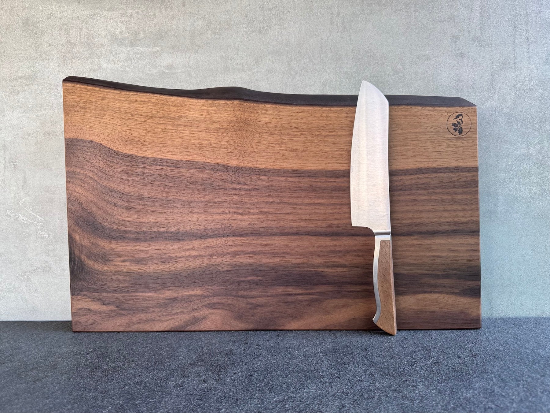 Massives Nussbaum Schneidebrett mit Baumkante – aus einem Stück. Mit einem Güde Kochmesser.