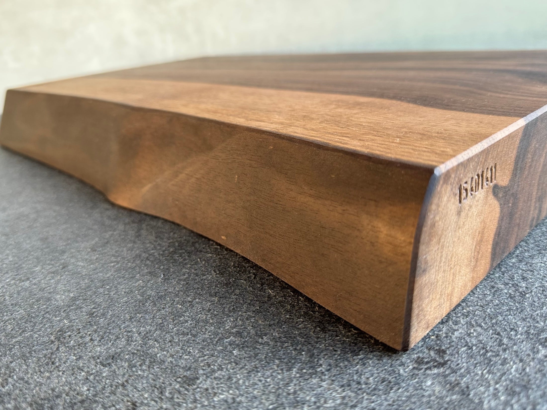 Nussbaum Schneideblock mit Baumkante – Unikat aus Vollholz