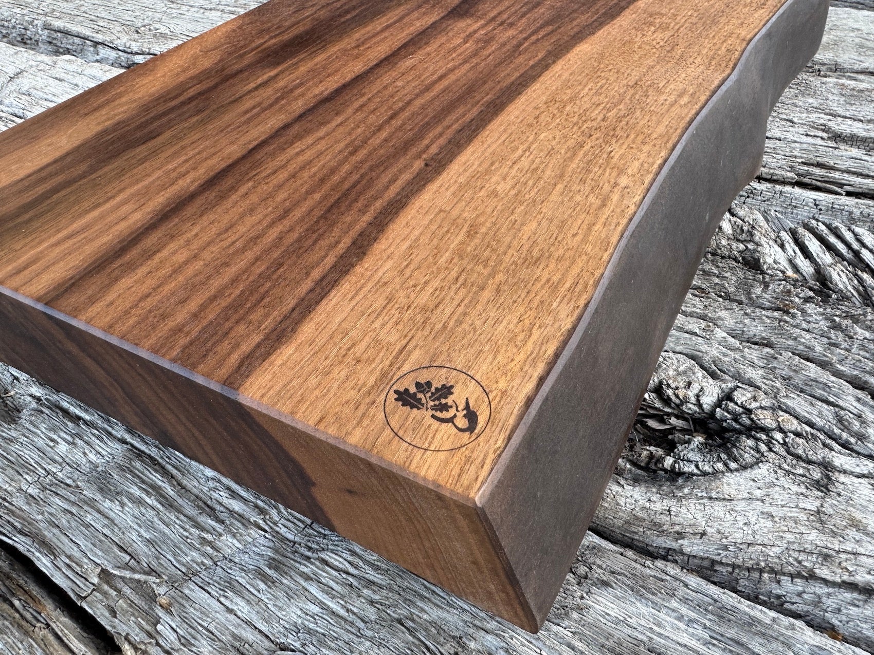 Schneidebrett aus massivem Nussbaum – ein Stück Natur für die Küche