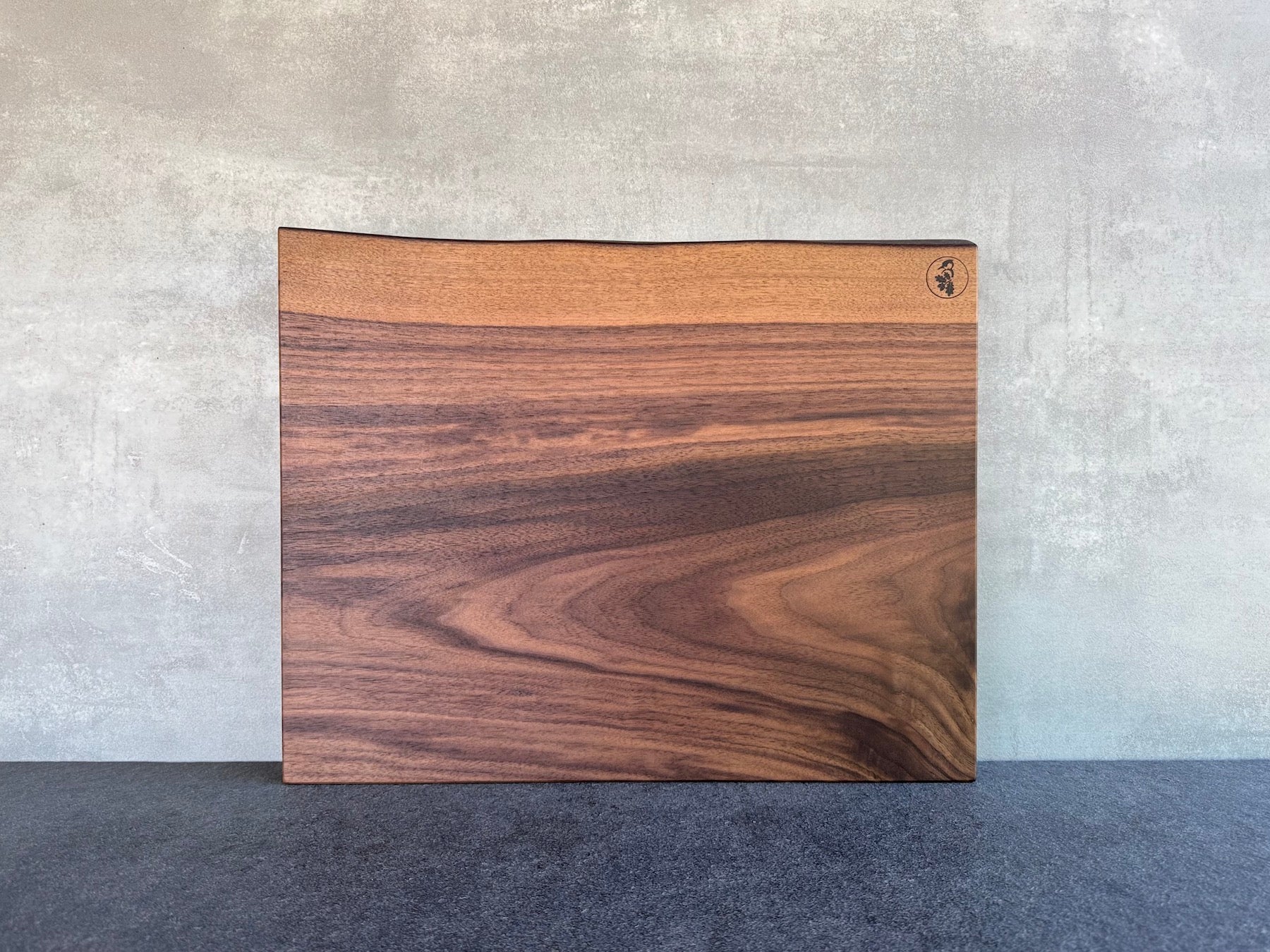 Schneideblock aus einem Stück Nussbaum
