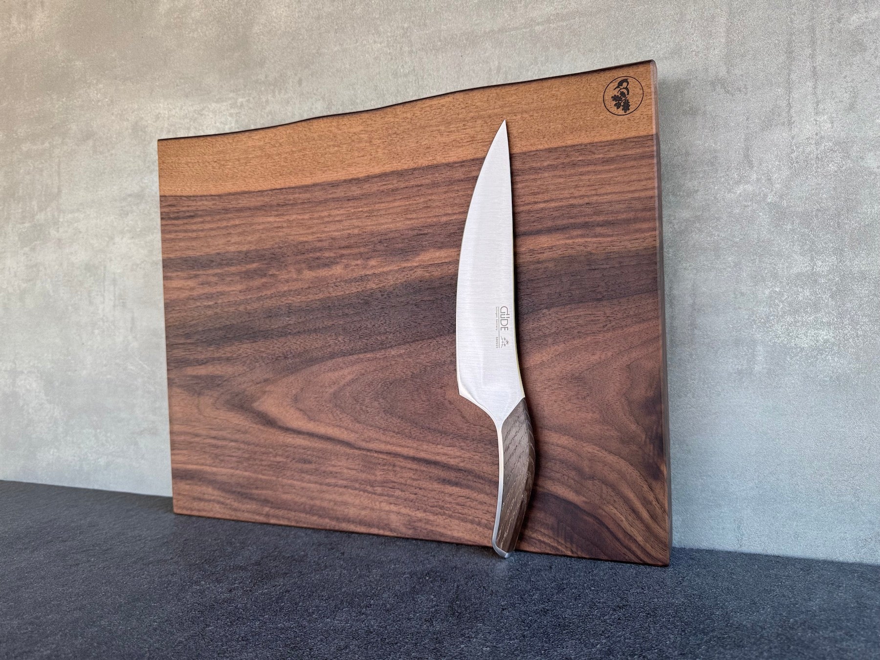 Edles Schneidebrett aus massivem Nussbaum mit Baumkante