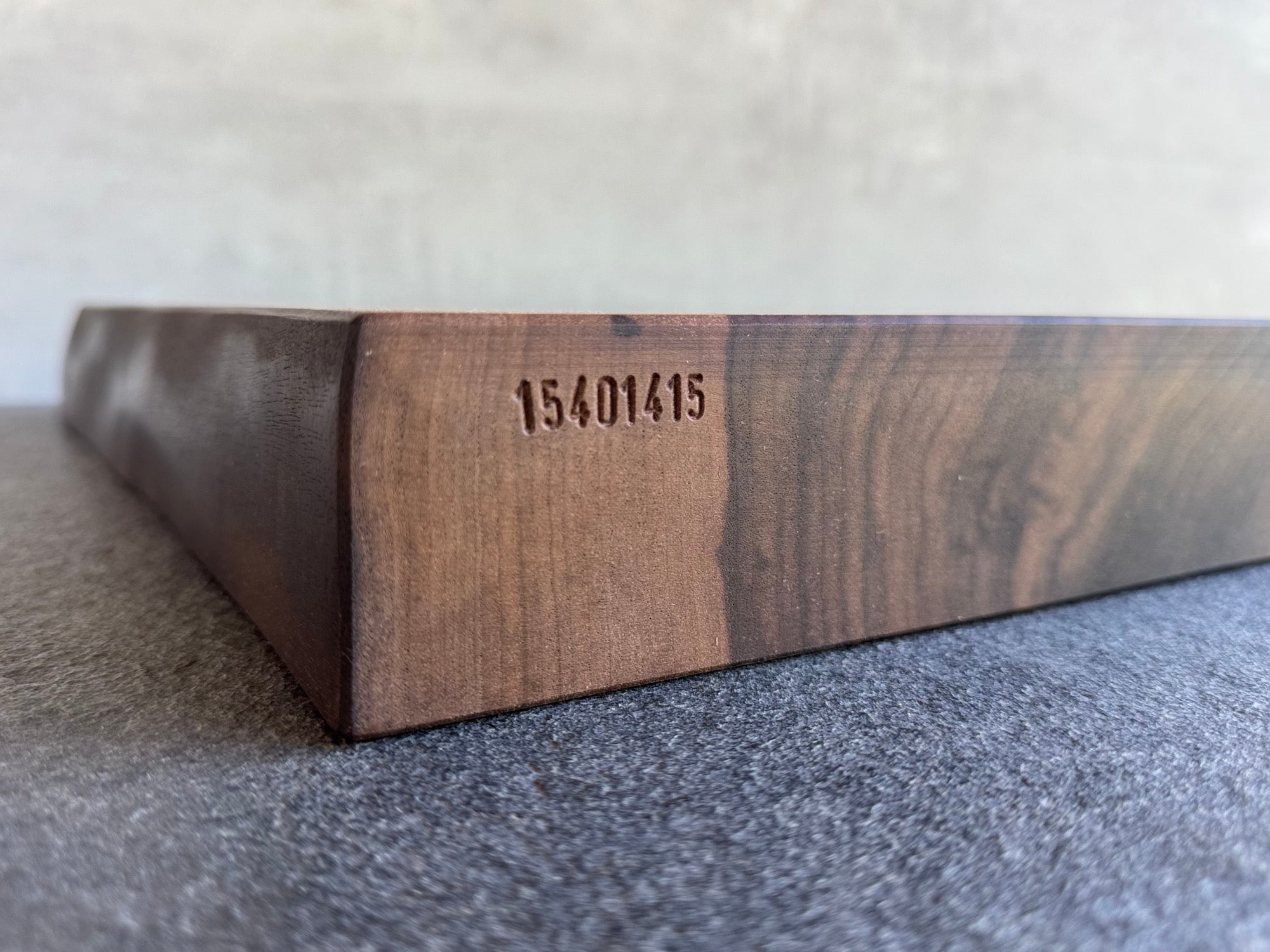 Handgefertigter Nussbaum Schneideblock aus einem Stück