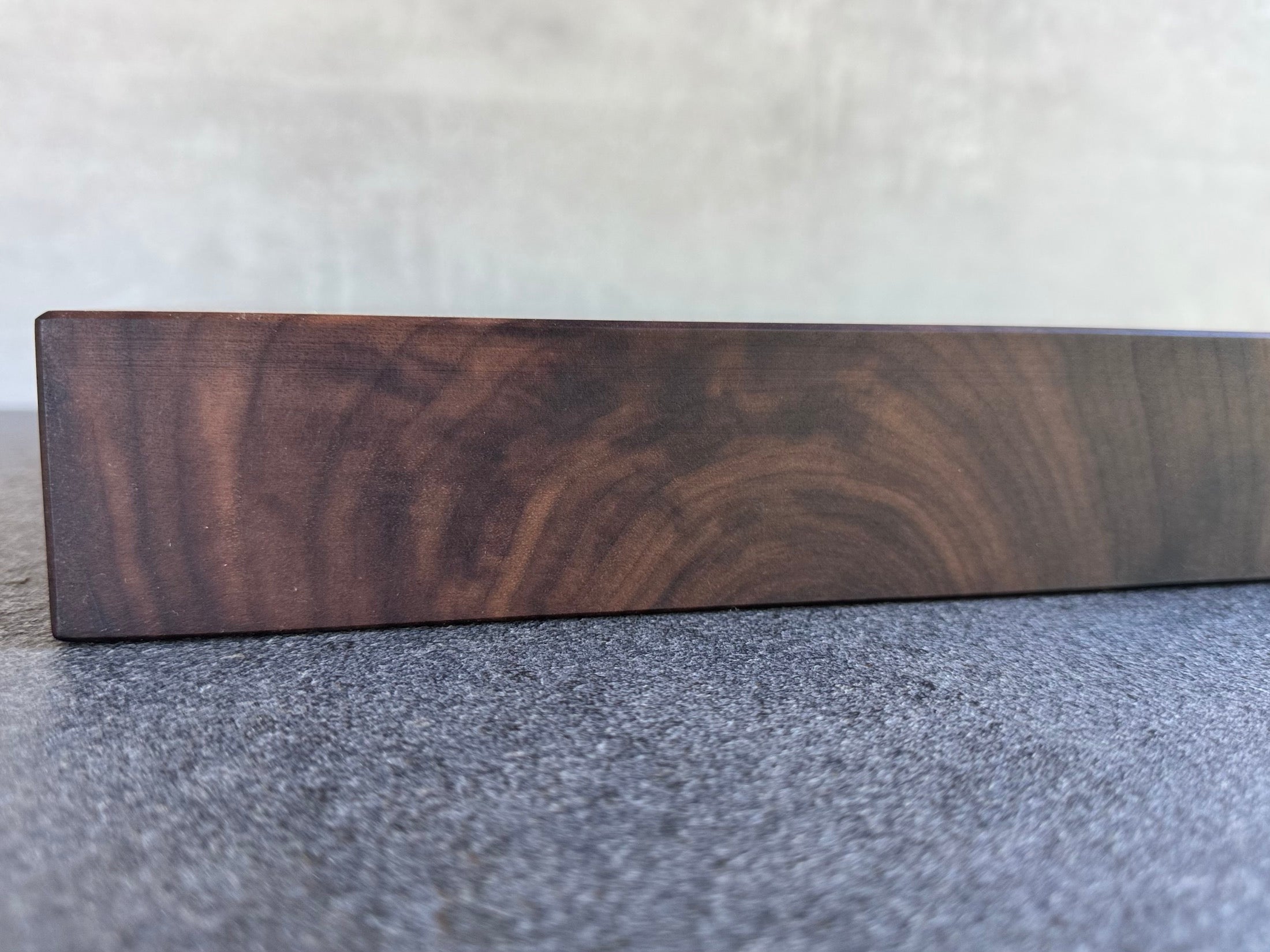 Nussbaum Schneidebrett dick, einteilig, mit Baumkante