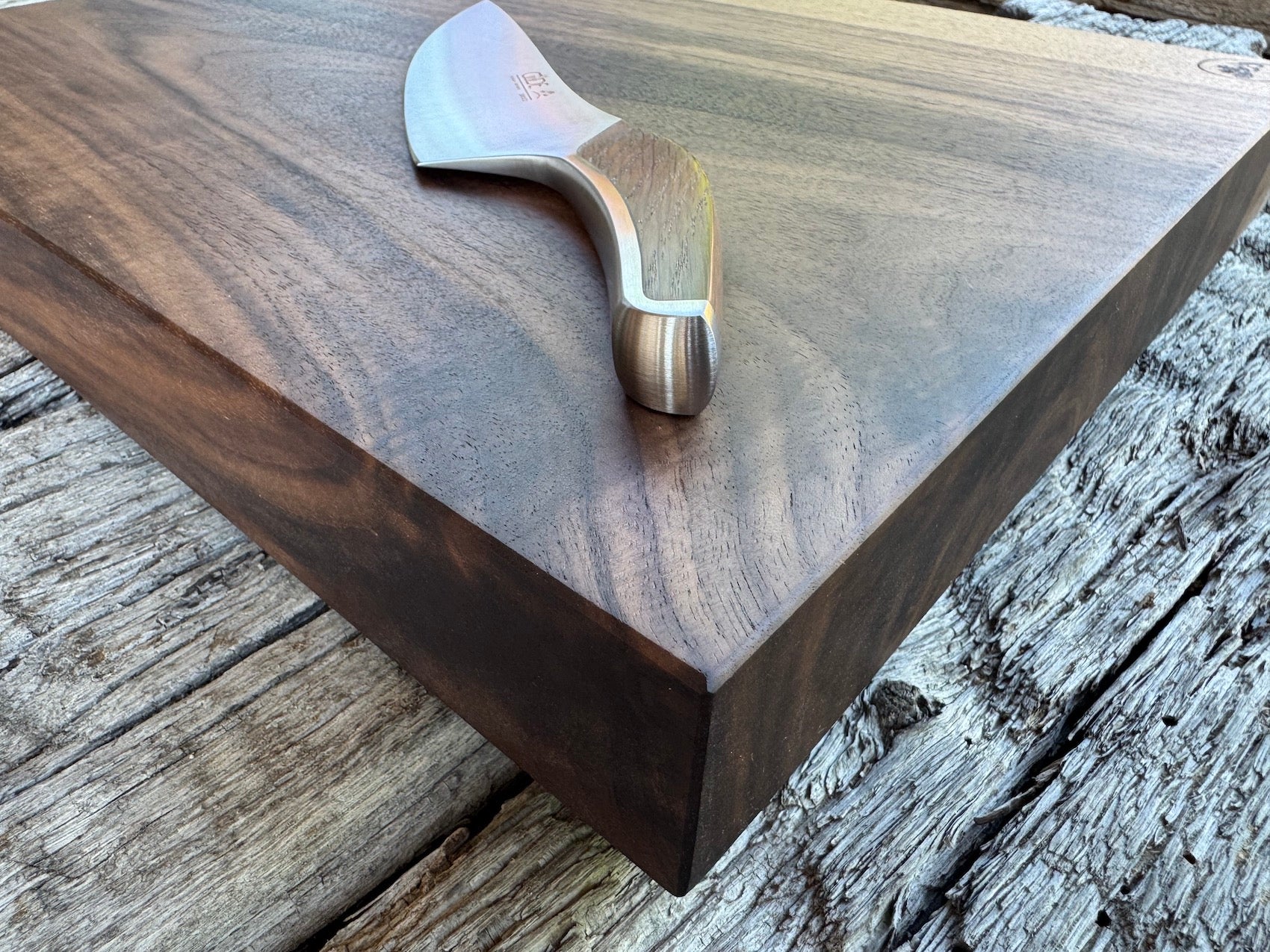 Nussbaum Schneideblock – Unikat aus einem Stück Holz