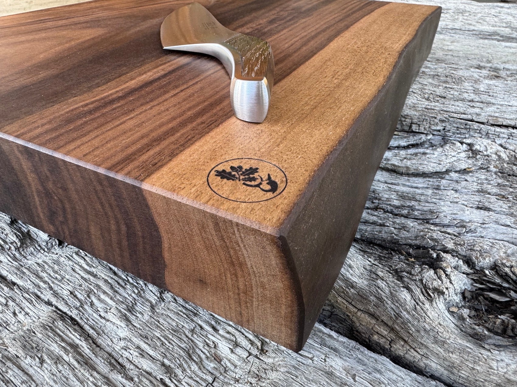 Nussbaum Schneidebrett 6 cm dick, einteilig, mit Baumkante