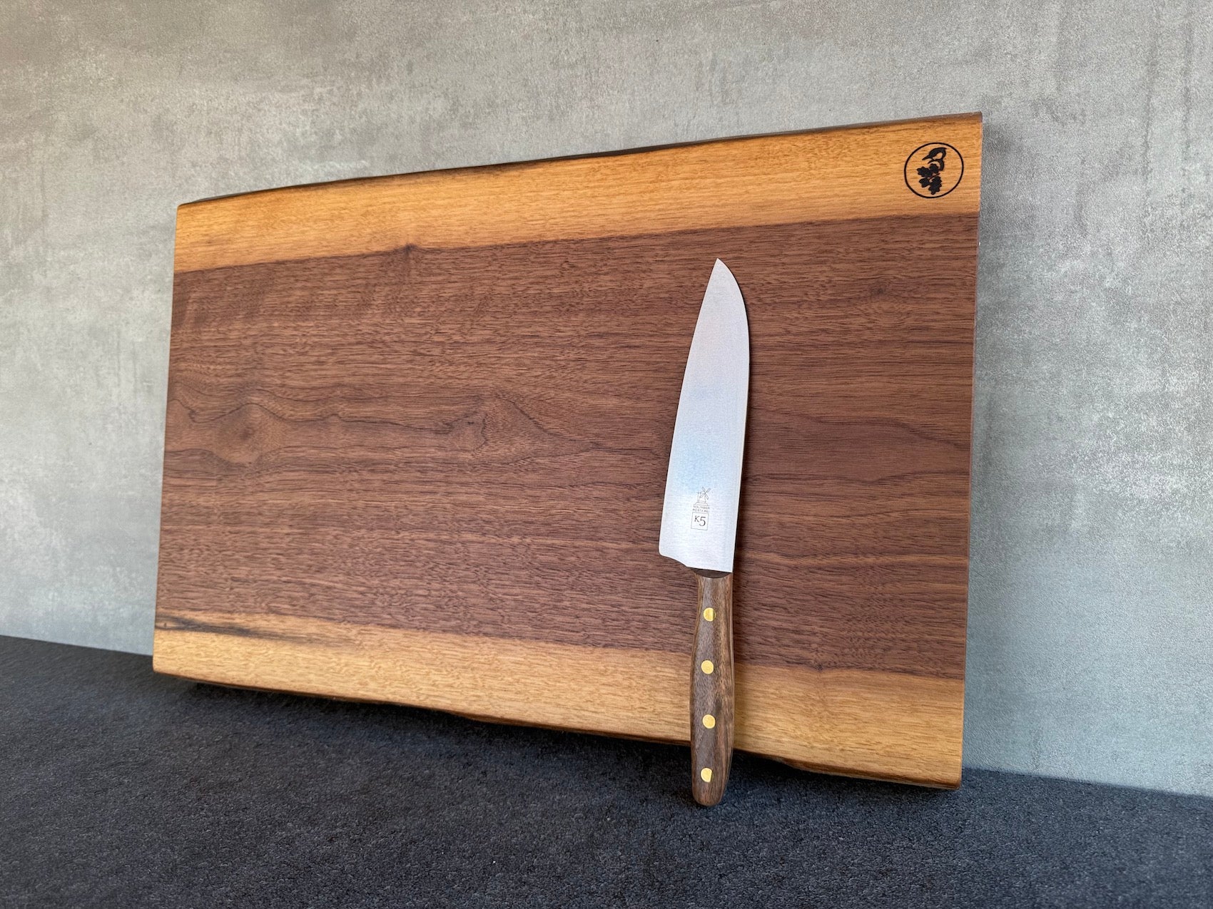 Dickes Nussbaum Küchenbrett mit Jahresringen - Spessartbrett, und einem Kochmesser K5.
