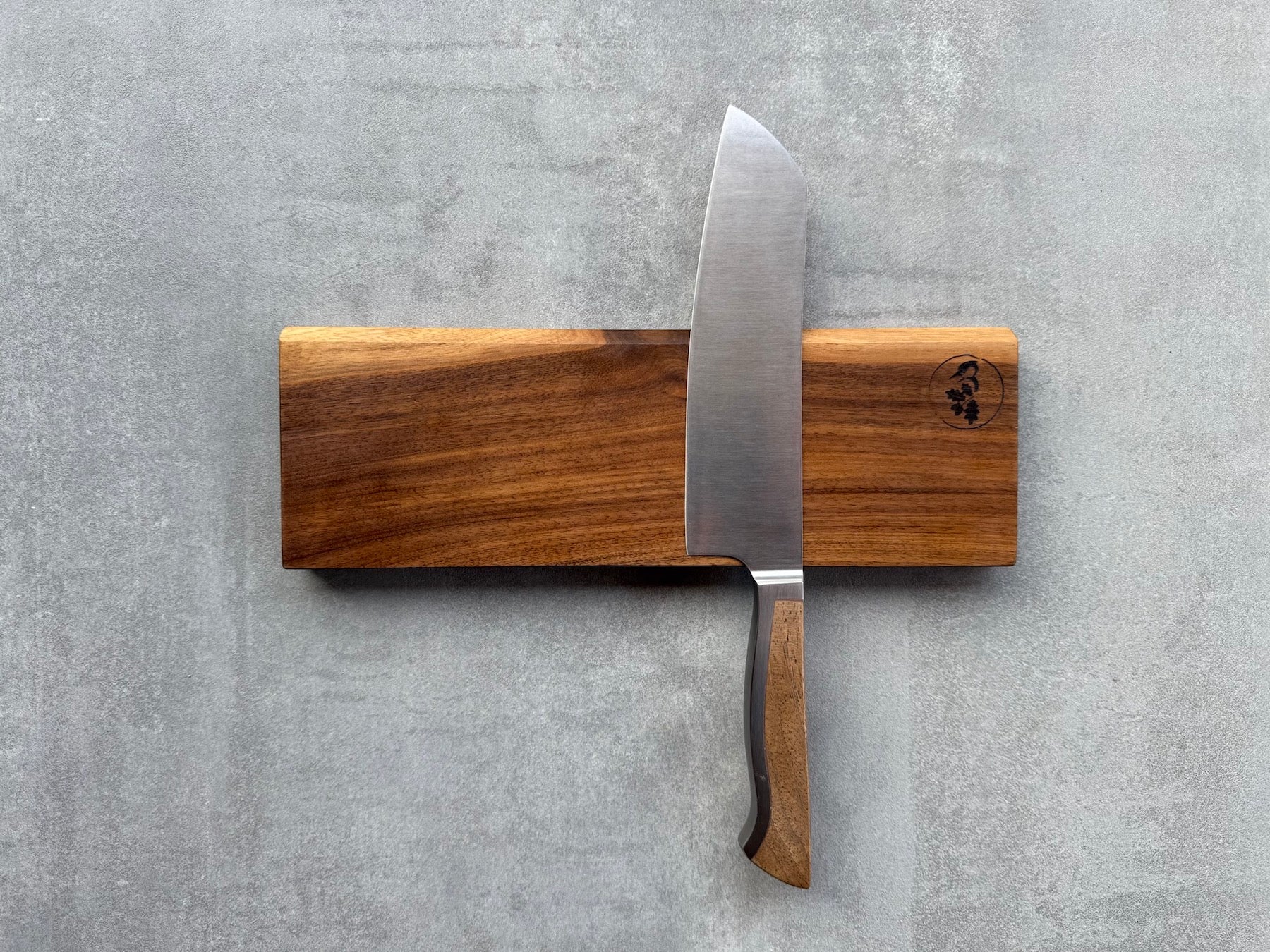Wandmesserleiste für 4 Kochmesser aus Nussbaum. Mit einem Güde Kochmesser.