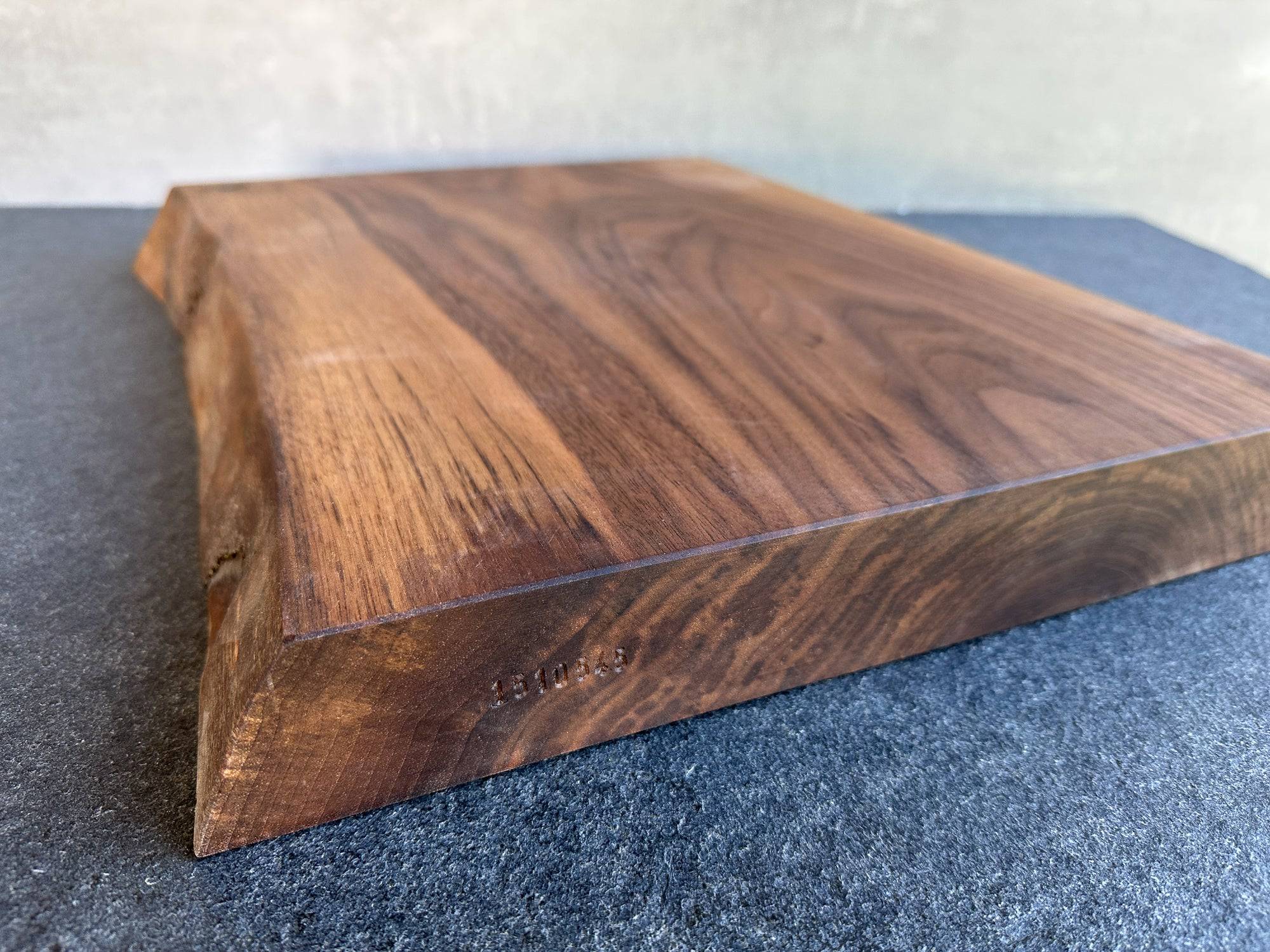 Ansicht der Baumkante bei einem Nussbaum Schneideblock.