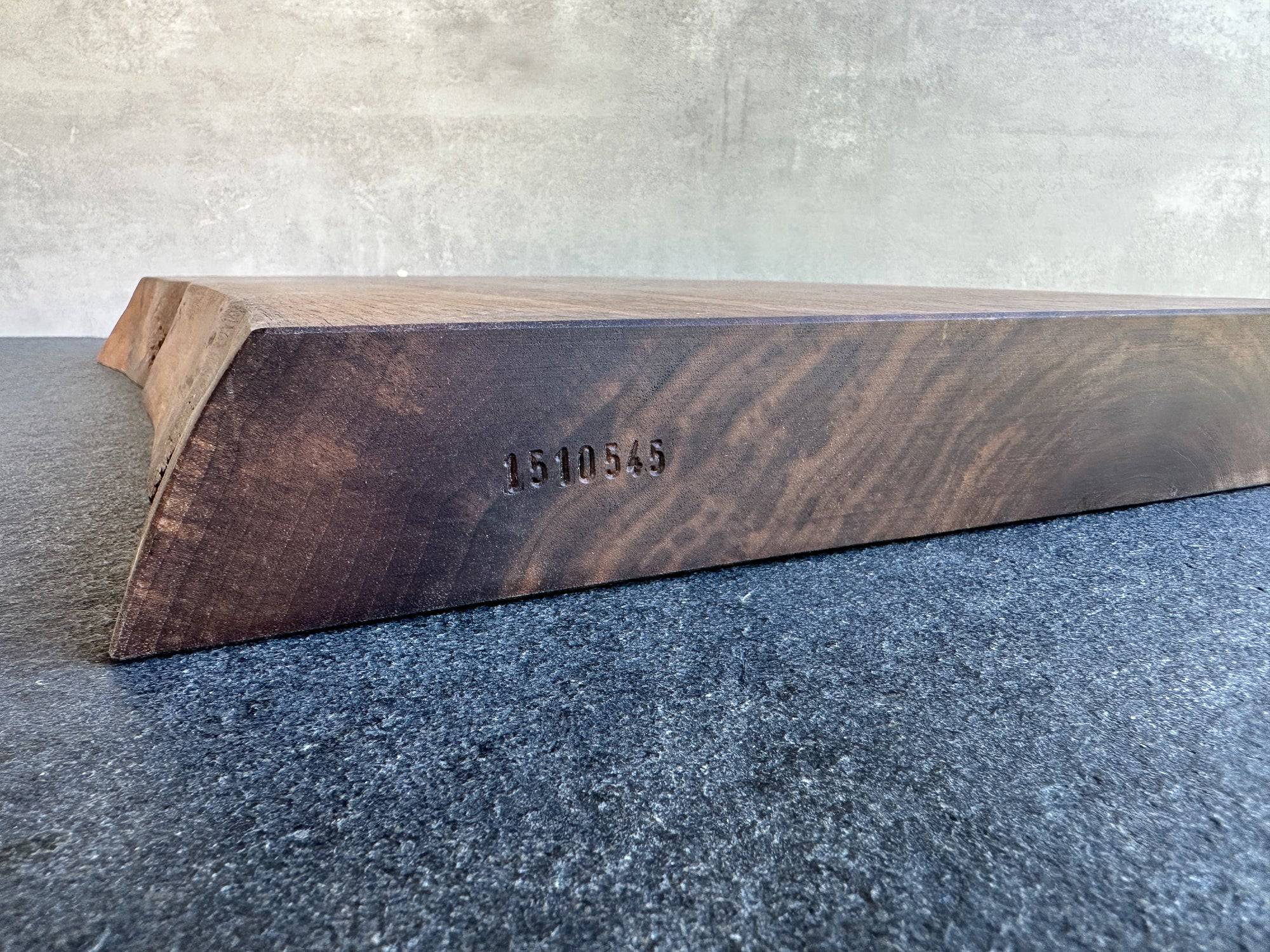 Per Hand eingeschlagene Seriennummer bei einem Schneideblock von Spessartbrett.