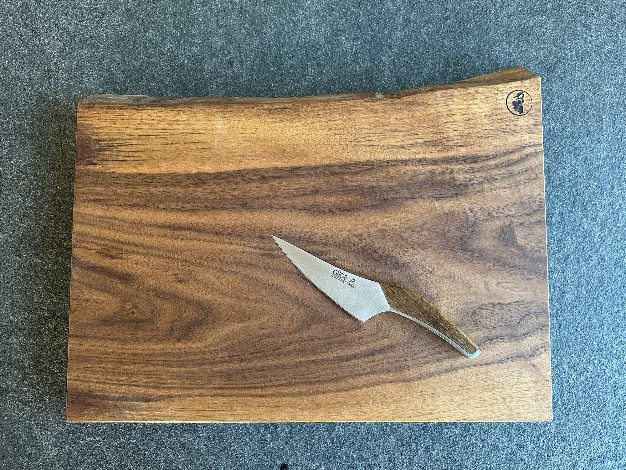 Nussbaum Schneideblock mit Baumkante - Spessartbrett