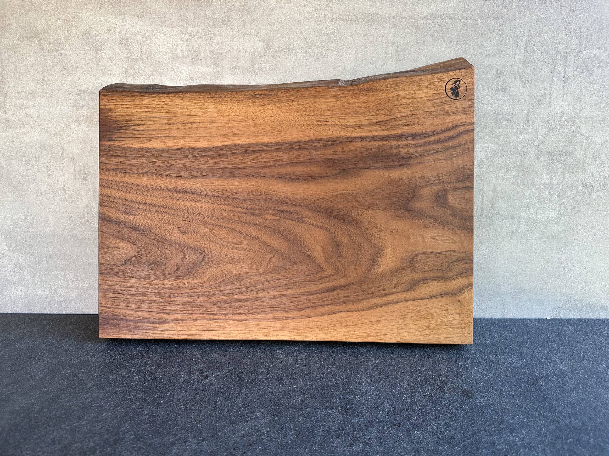 Nussbaum Schneideblock mit Baumkante - Spessartbrett