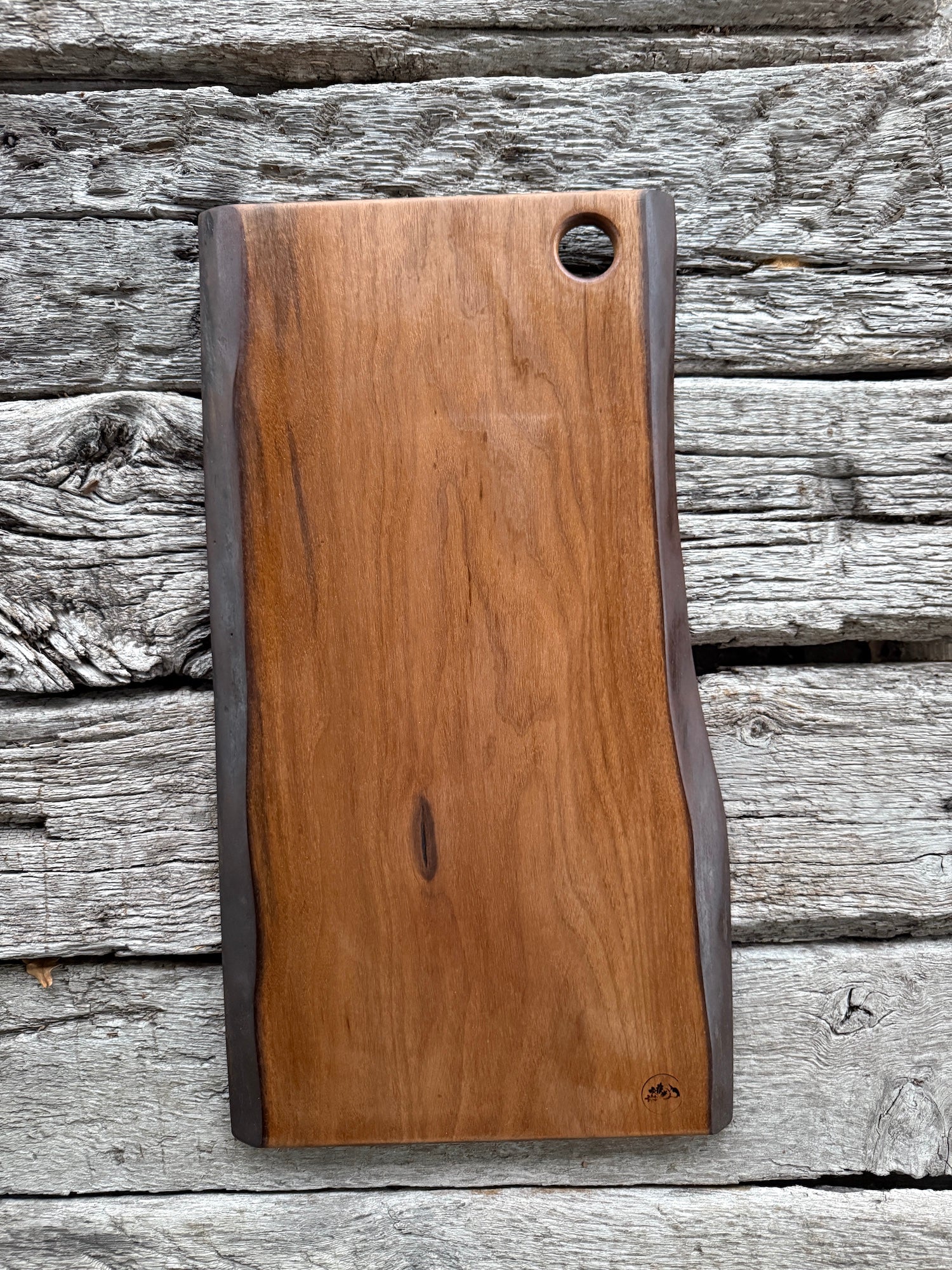 Waldkanten Servierbrett aus Nussbaum
