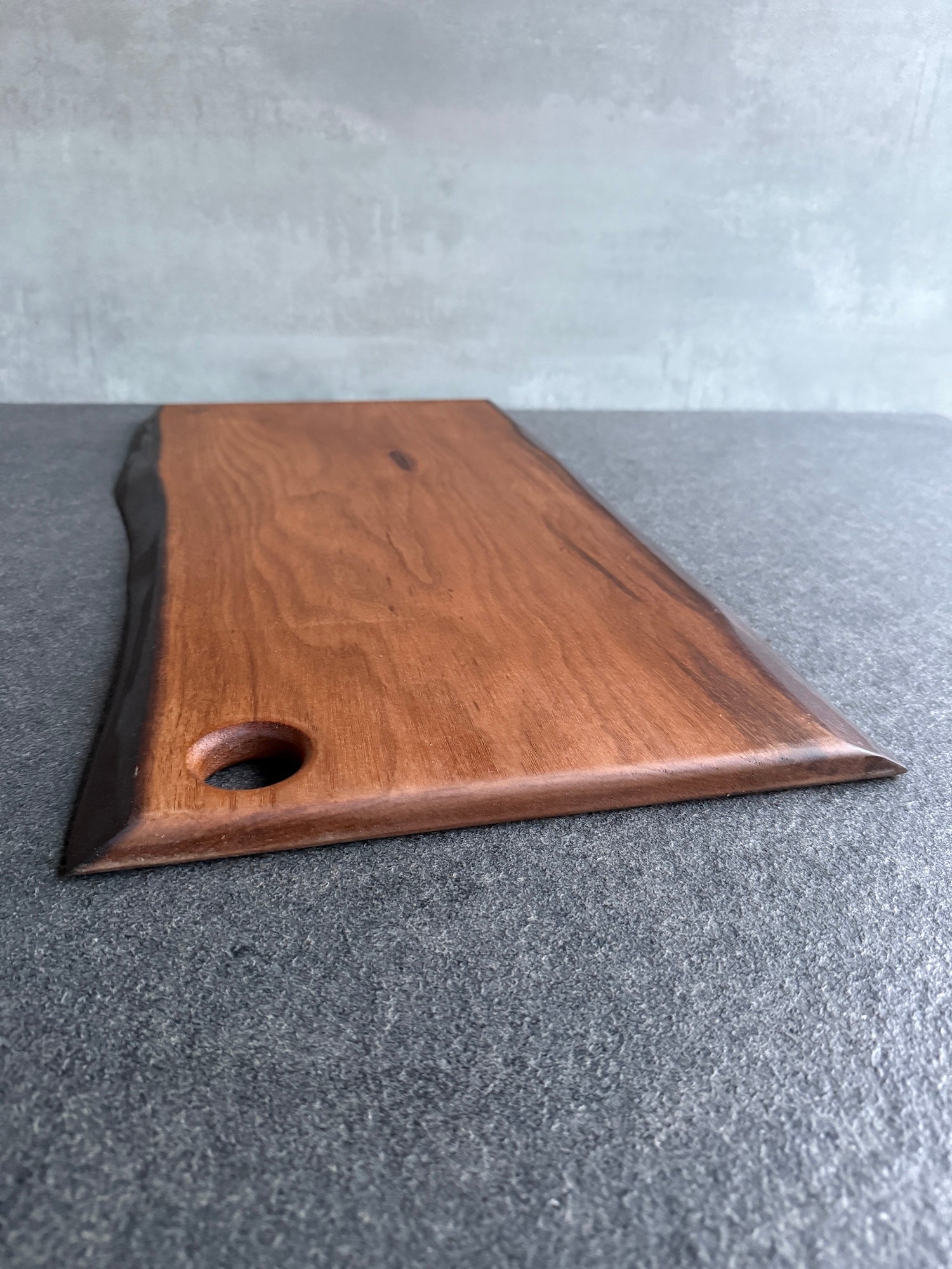 Baumkanten Schneidebrett aus Vollholz von Spessartbrett