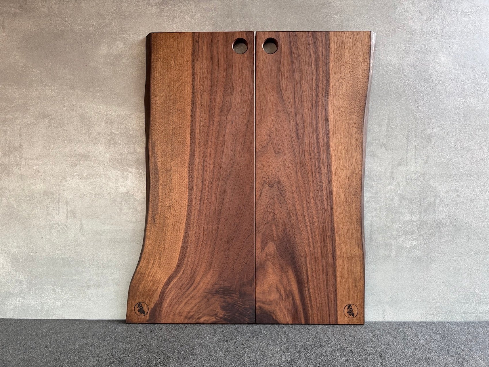 Servierbrett in Nussbaum, mit Baumkante