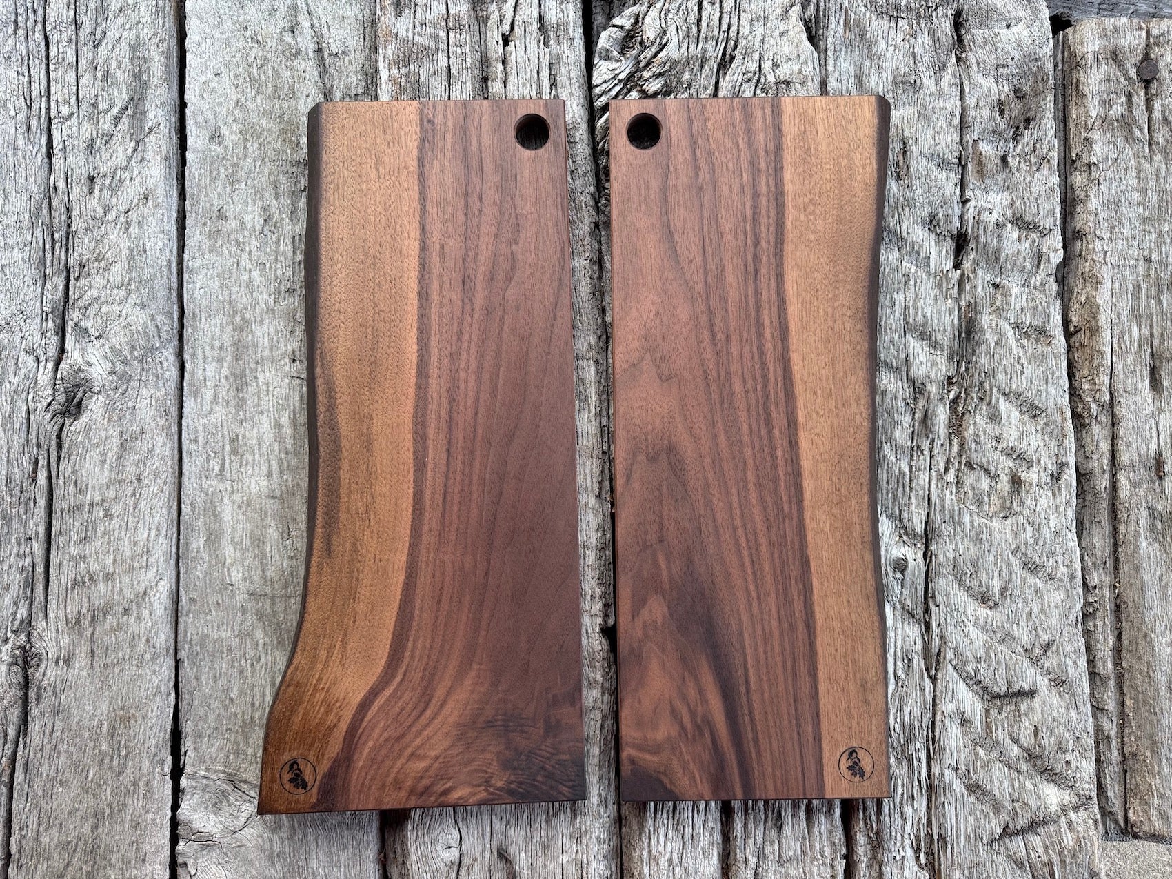 Servierbrett in Nussbaum, mit Baumkante