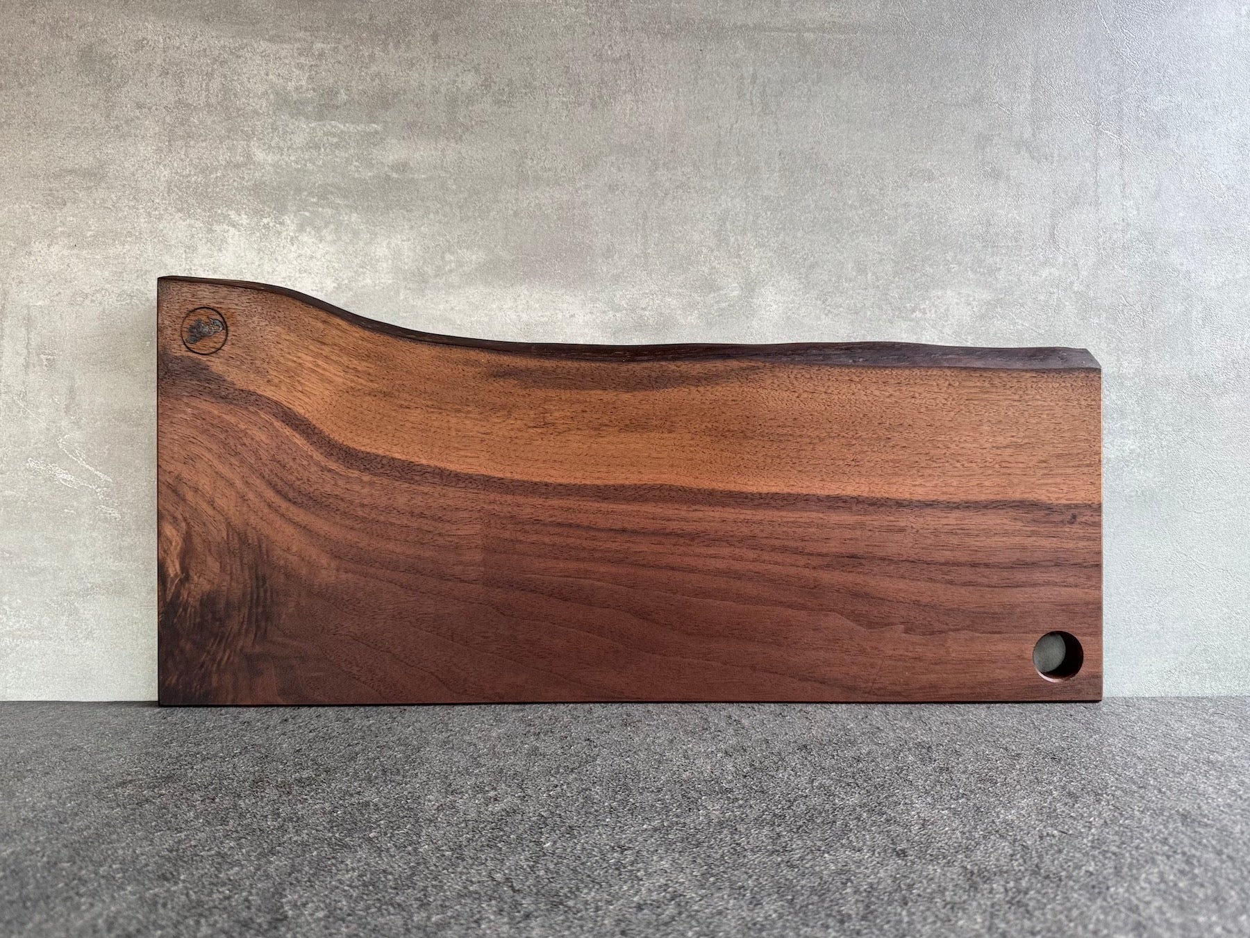 Servierbrett in Nussbaum, mit Baumkante