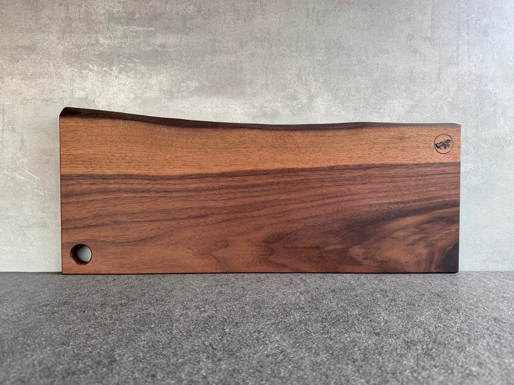 Servierbrett in Nussbaum, mit Baumkante