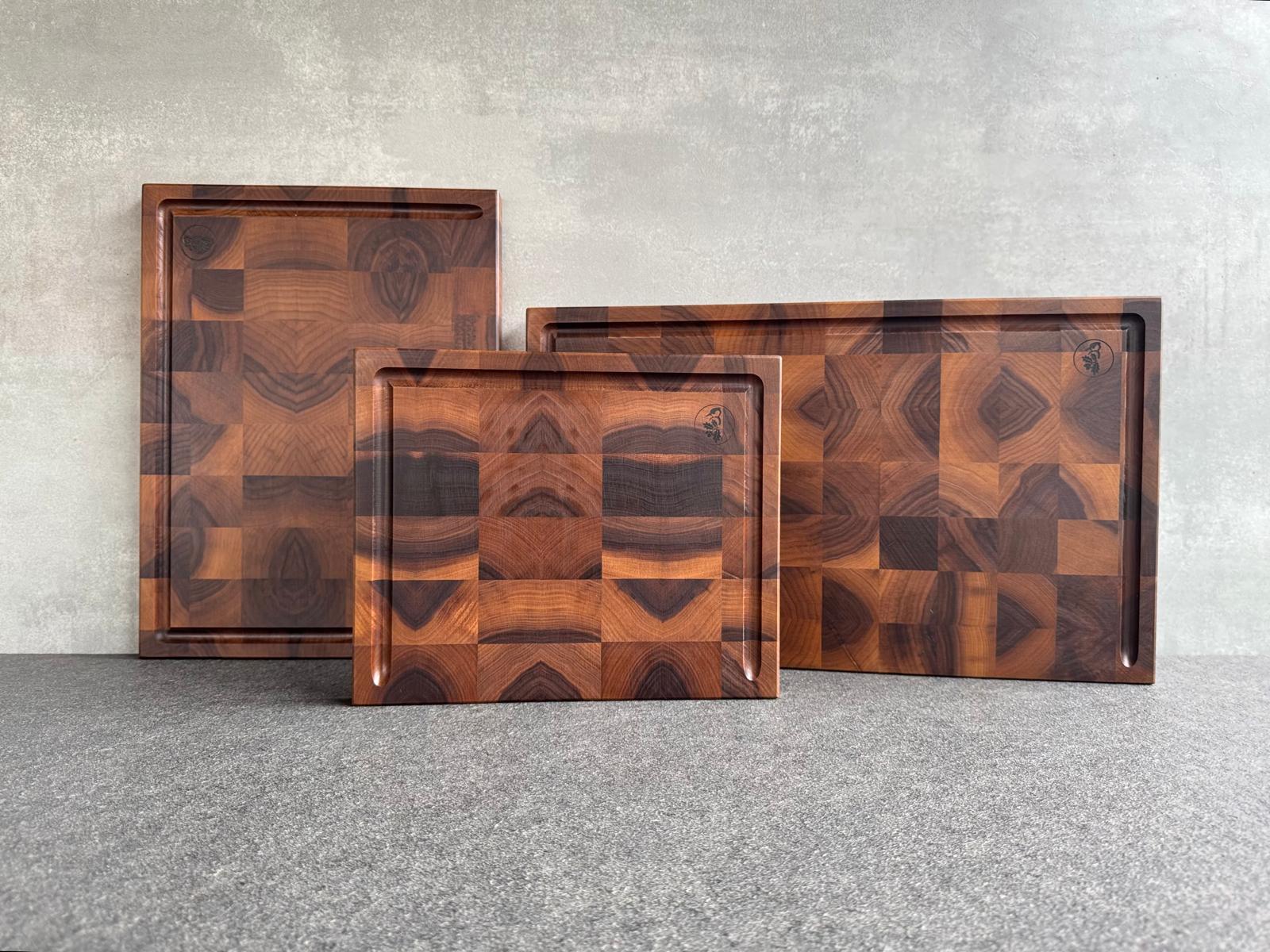 Stirnholz Schneidebrett aus Nussbaum in drei verschiedenen Größen mit einer Satrille.