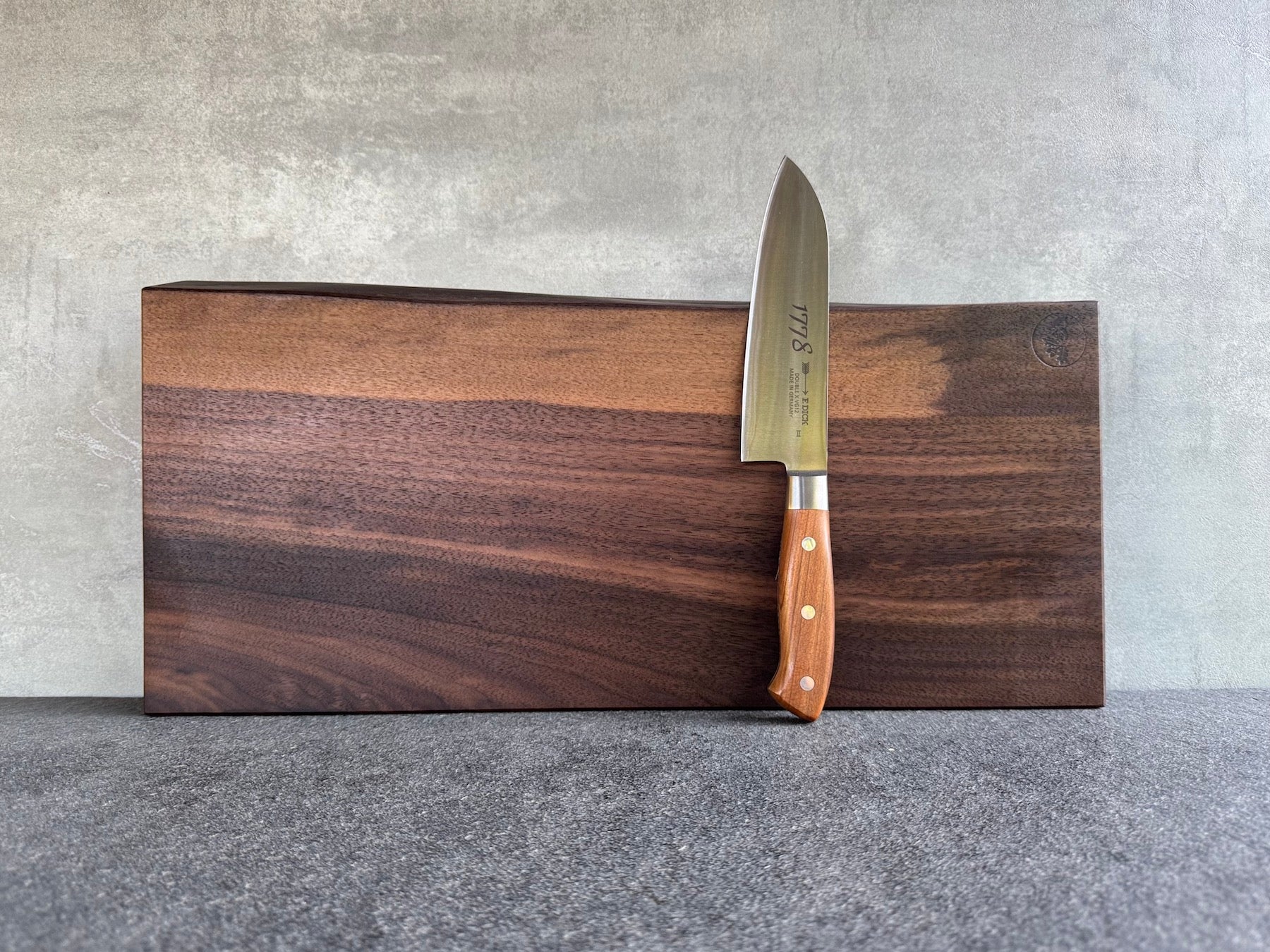 Nussbaum Schneidebrett, 6 cm dick, 52 cm breit, aus einem Stück.