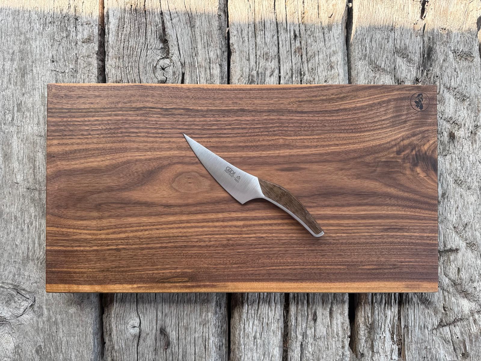 Detailaufnahme der fein geschliffenen Oberfläche. Dekoriert mit einem Güde Kochmesser.