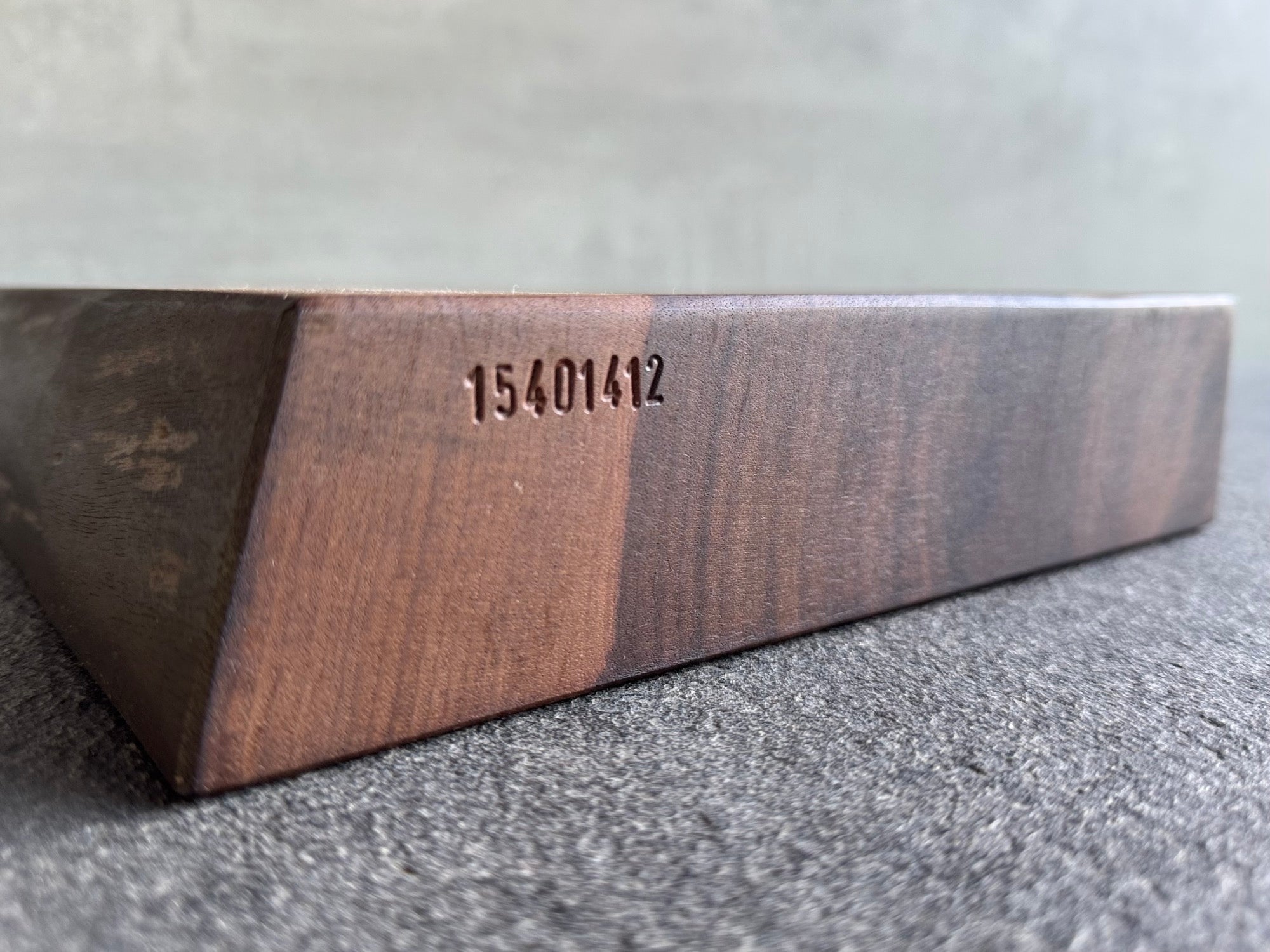 Eckansicht Schneideblock aus Nussaum.