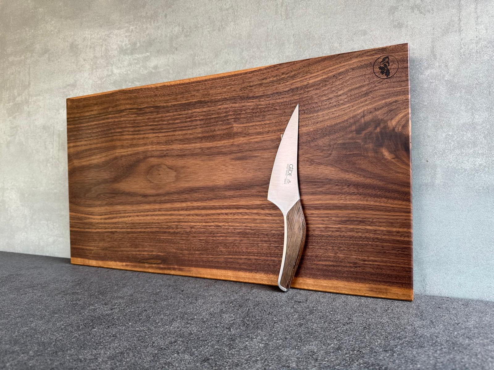 Seitenansicht mit klaren Kanten und einem Kochmesser von Güde.