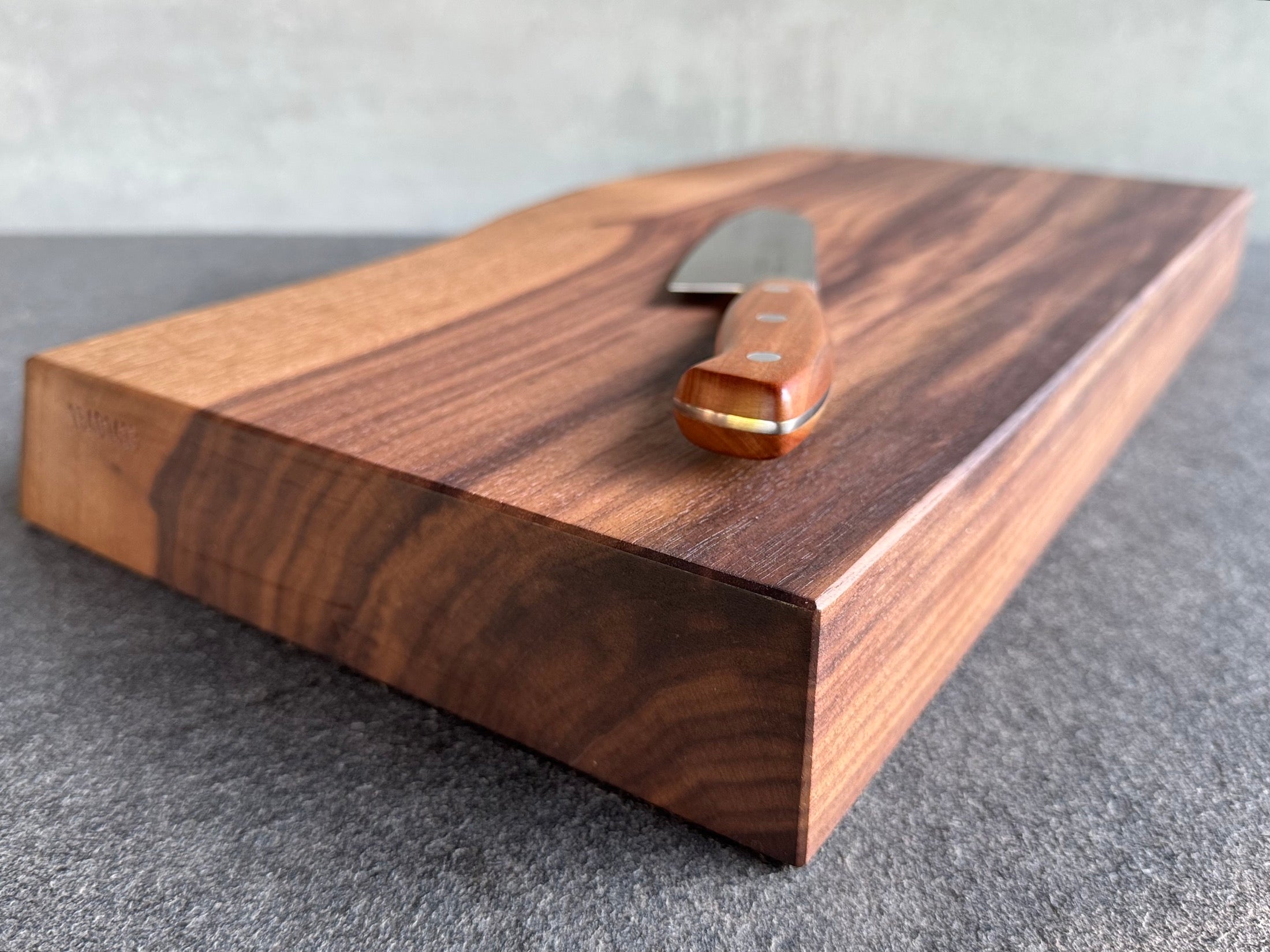 Eckansicht Schneideblock Unikat mit einem Kochmesser von Dick.