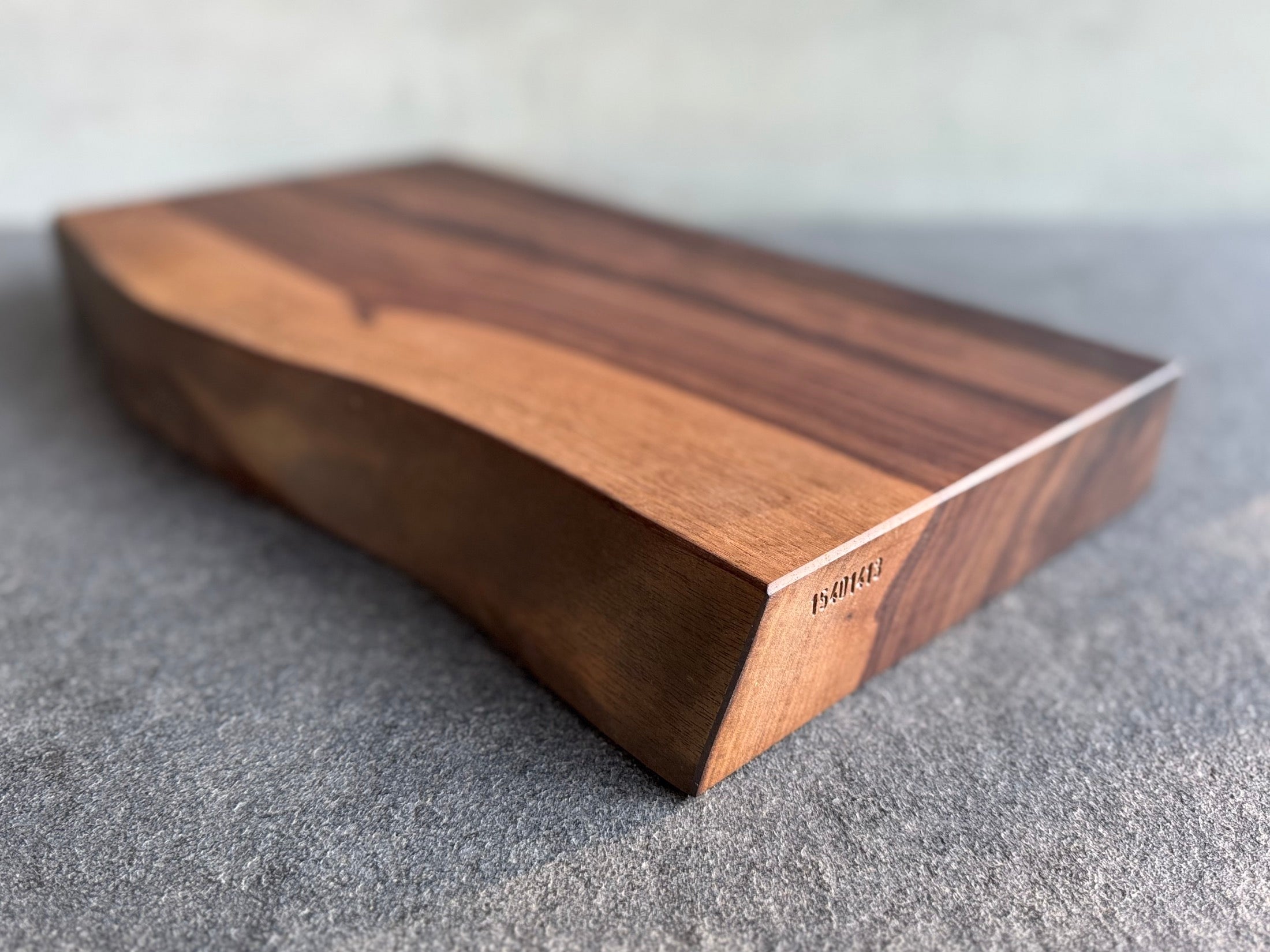 Baumkante bei einem Schneidebrett aus einem Stück Nussbaum