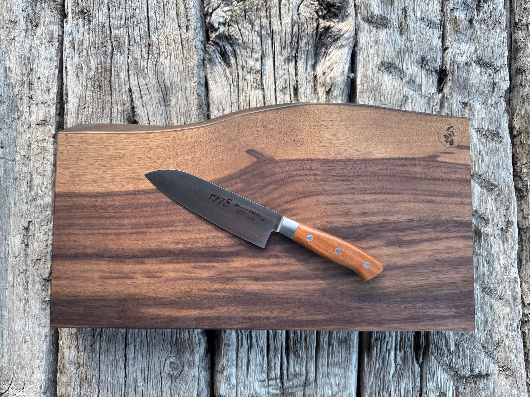 Schneideblock aus einem Stück Nussbaum auf alten Eichenbalken.