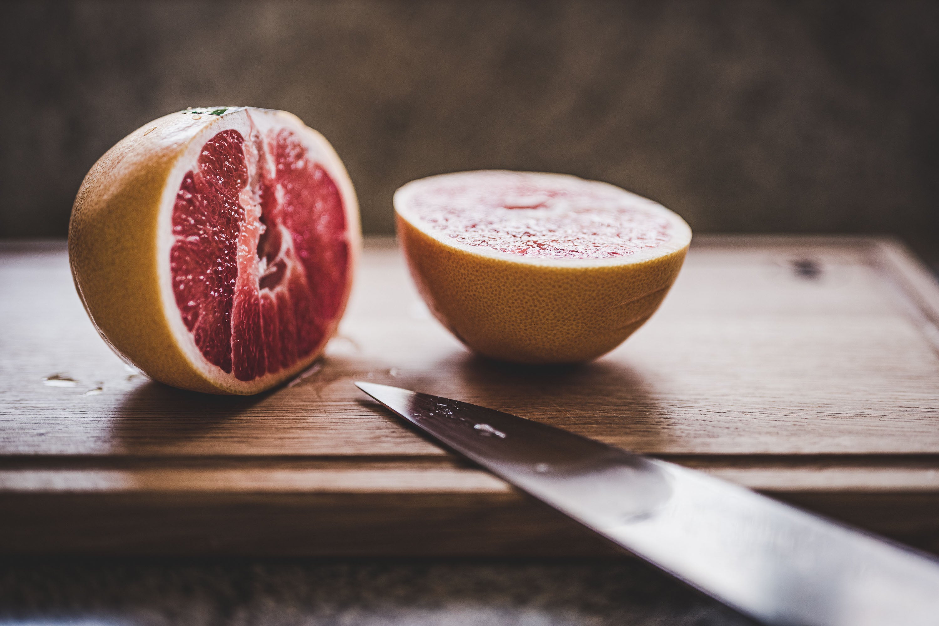 Obst auf Schneidebrett mit Messer