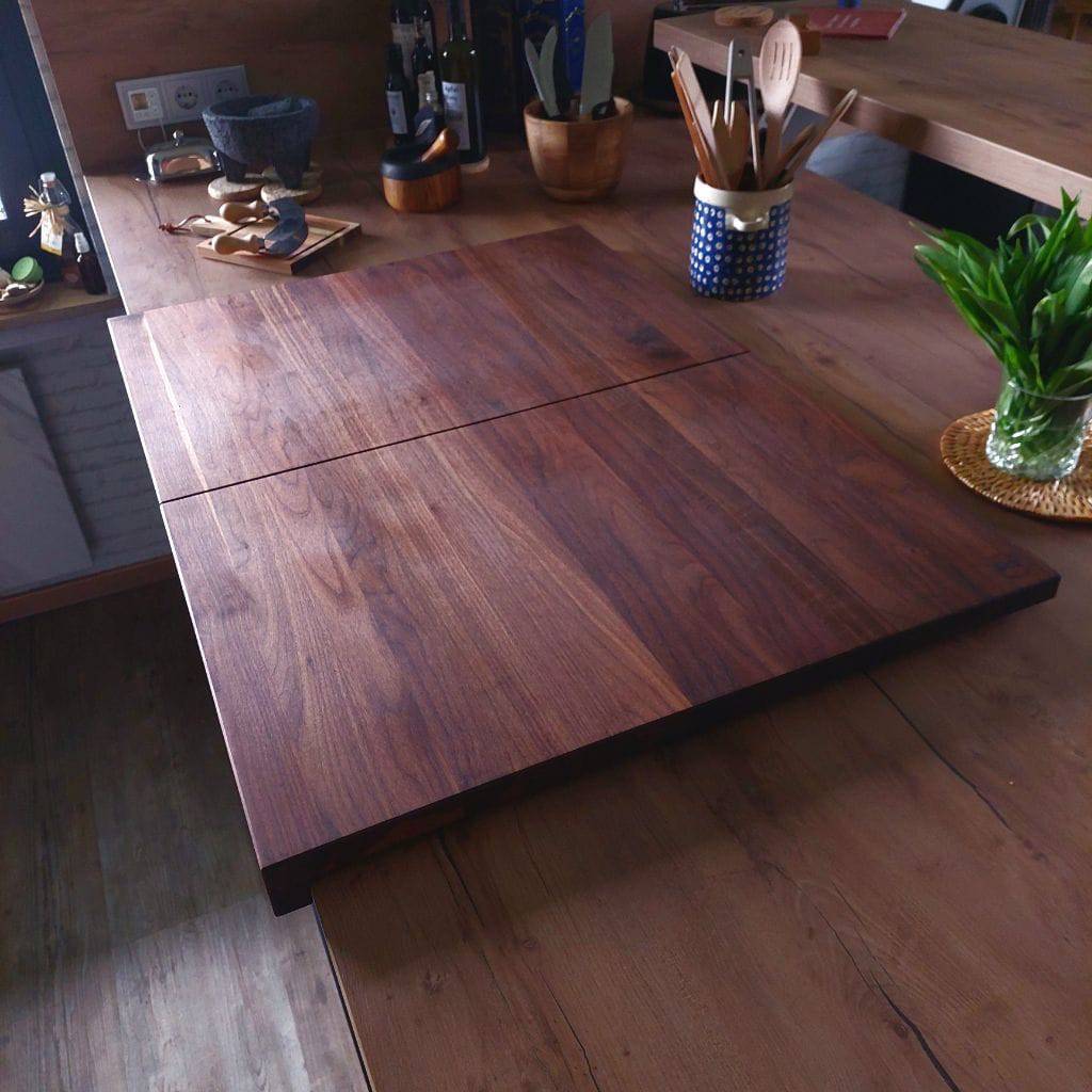 Zweiteilige Kochfeldabdeckung mit einem Anschlag für Siemens, Novy, Bora Kochfelder. Zusammengeschoben in einer privaten Küche.