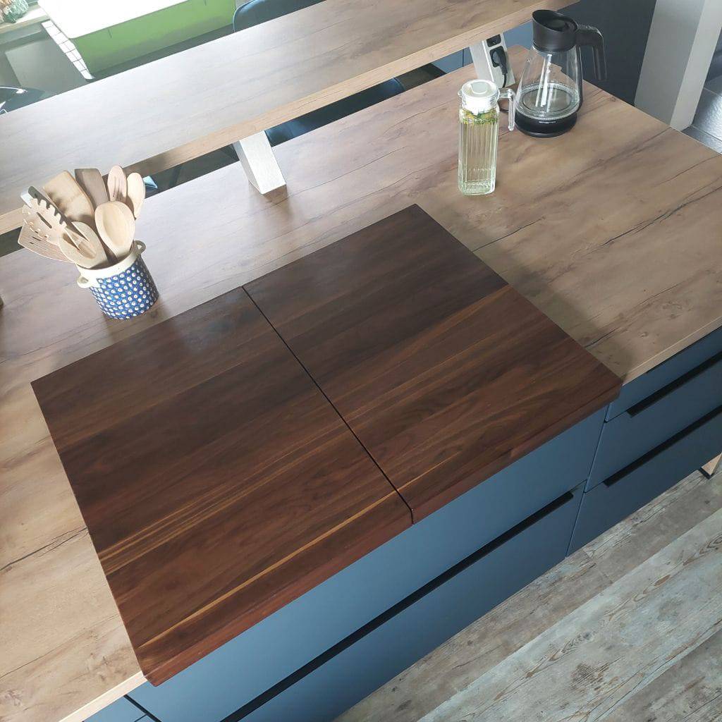 Präsentation einer 2-teiligen Kochfeldabdeckung auf einem Siemens Kochfeld mit integriertem Dunstabzug.