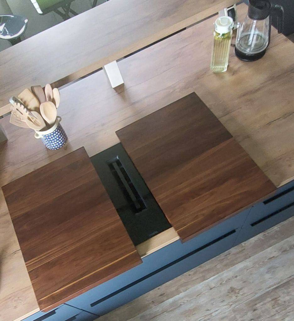 Vogelperspektive einer Kochfeldabdeckung für ein Kochfeld mit integriertem Dunstabzug.