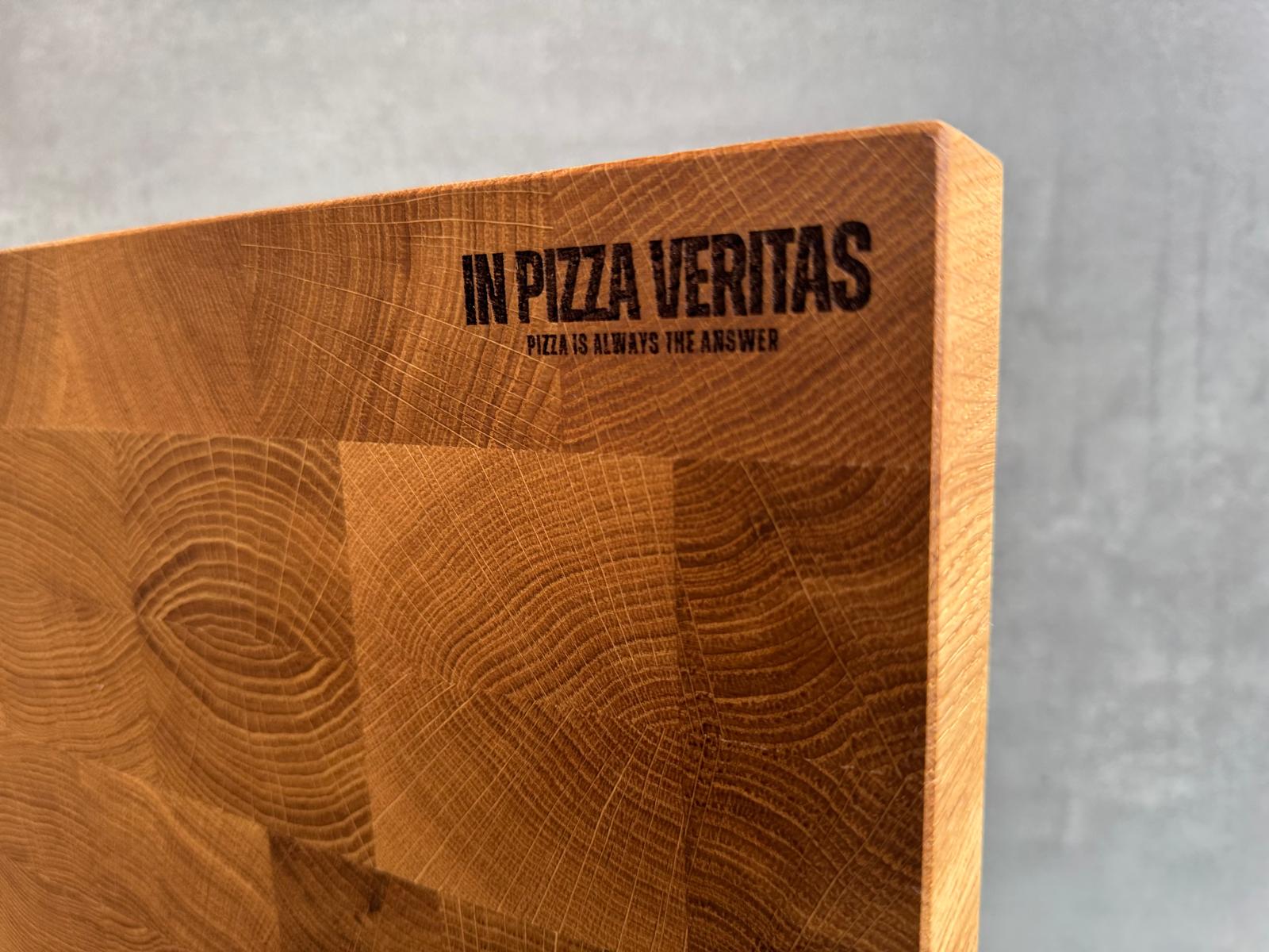 Im Detail: Massives Schneidebrett aus Eiche mit Gravur Pizza is always the answer.