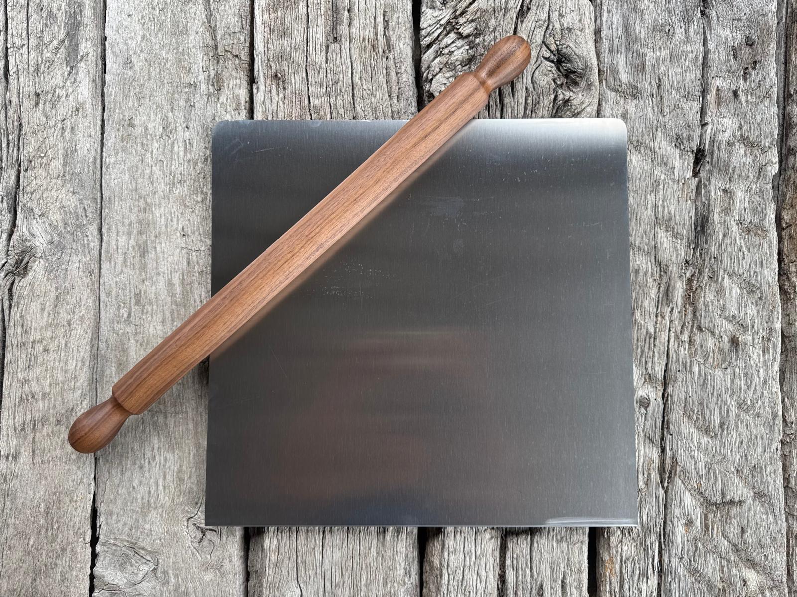 Edelstahl-Backblech: 49 × 47 cm – passt in jede Küchenschublade
Edelstahl AISI 441 – robust, langlebig, lebensmittelecht. Mit einer Teigrolle von Spessartbrett.