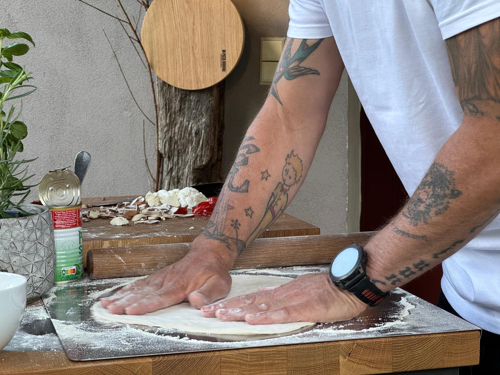Zubereitung eines Pizzateiges auf neapolitanische Art.
