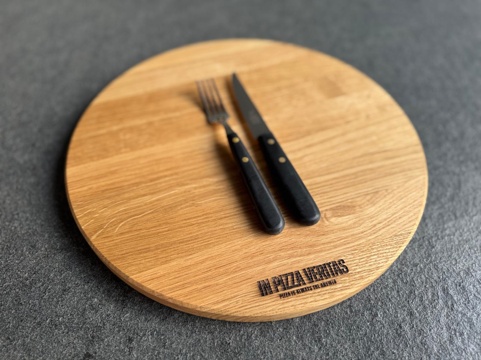 Eichenholz Pizzabrett aus der Serie „In Pizza Veritas“ von Spessartbrett.