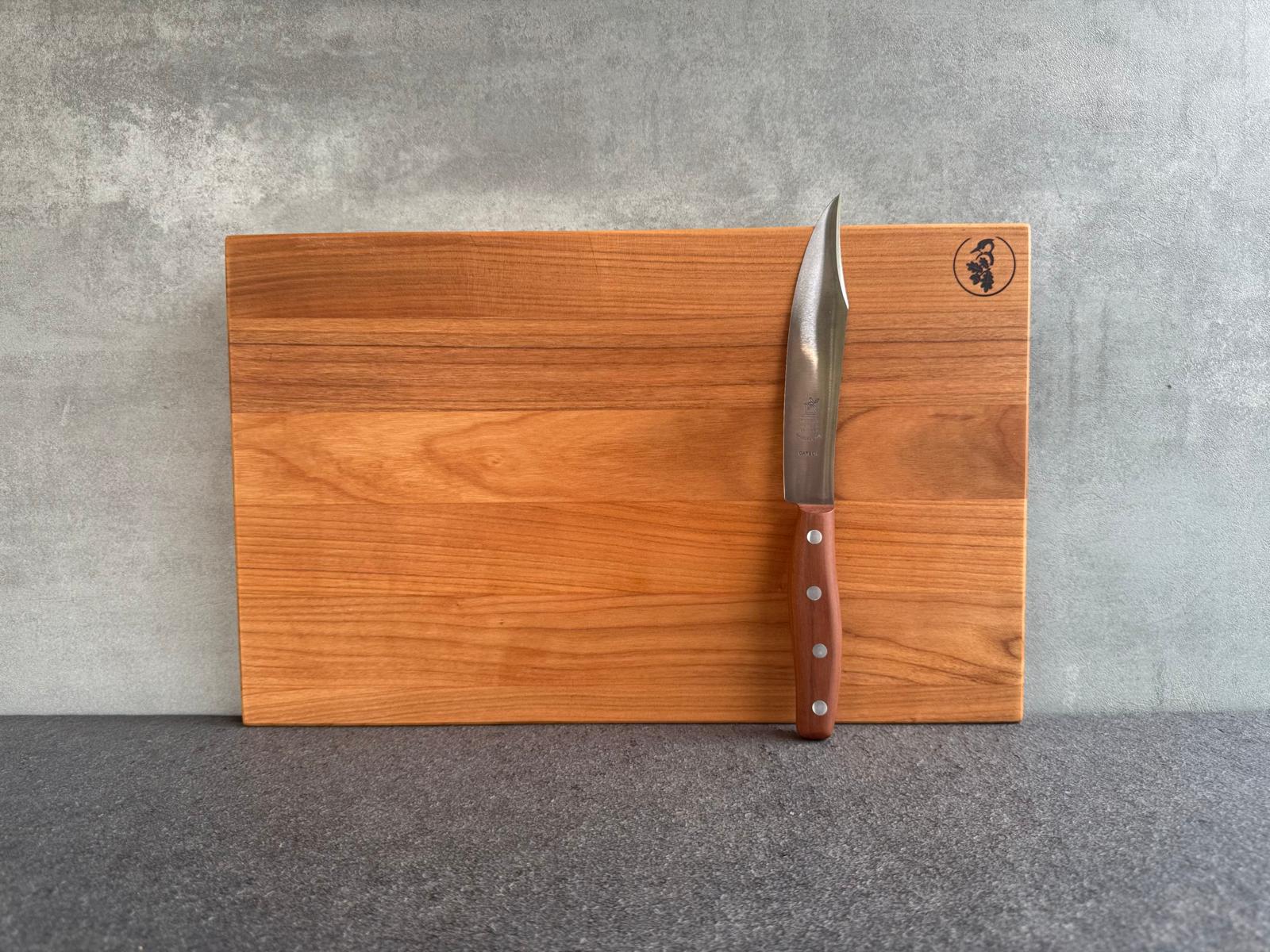 Schneidebrett mit gerader Kante und einem Santoku von Windmühlenmesser mit Eiche-Griff