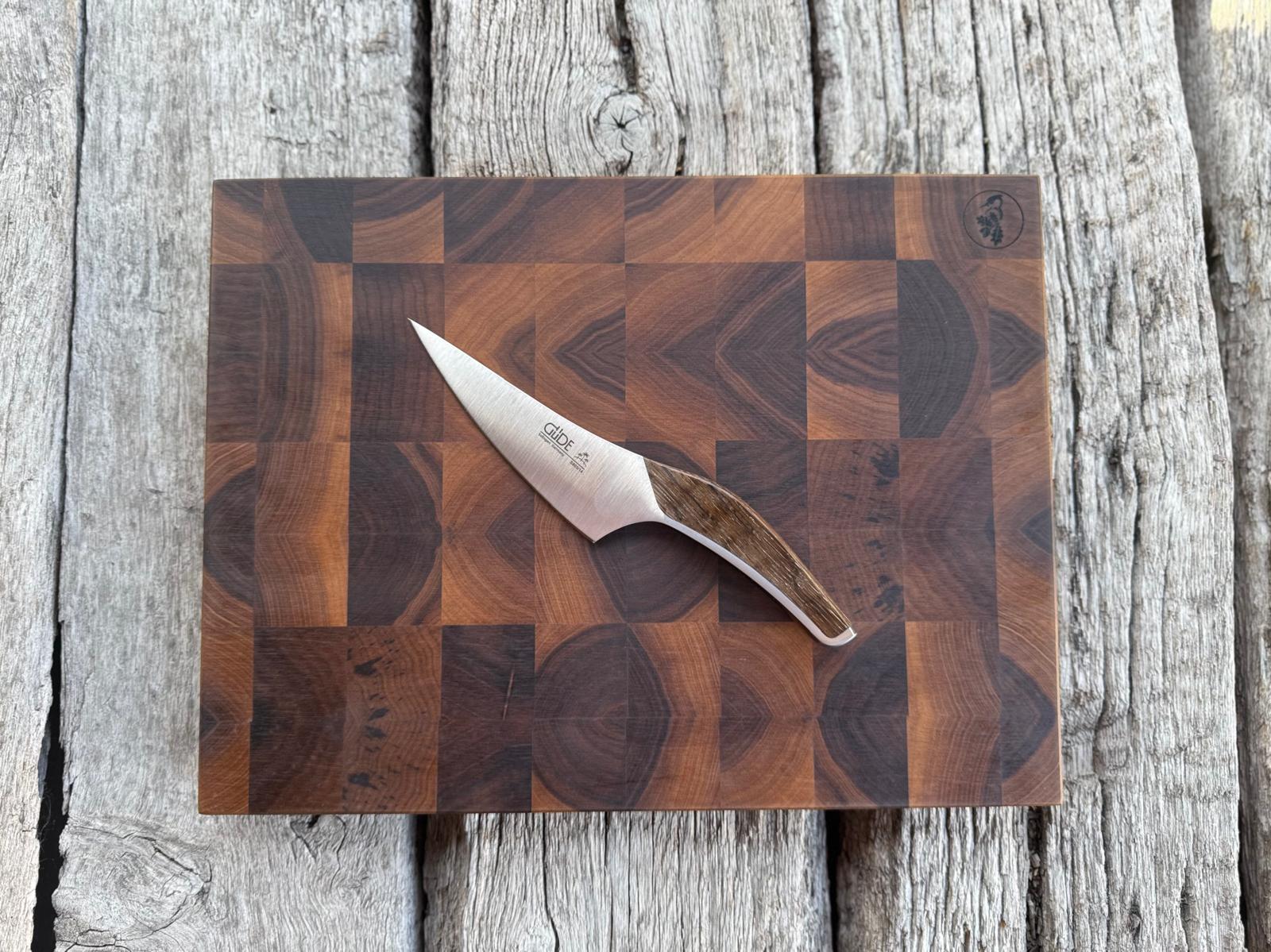 Massives Stirnholzbrett mit 2,5 cm Stärke, ideal zum Schneiden, Servieren und Vorbereiten. Mit einem Güde Kochmesser.