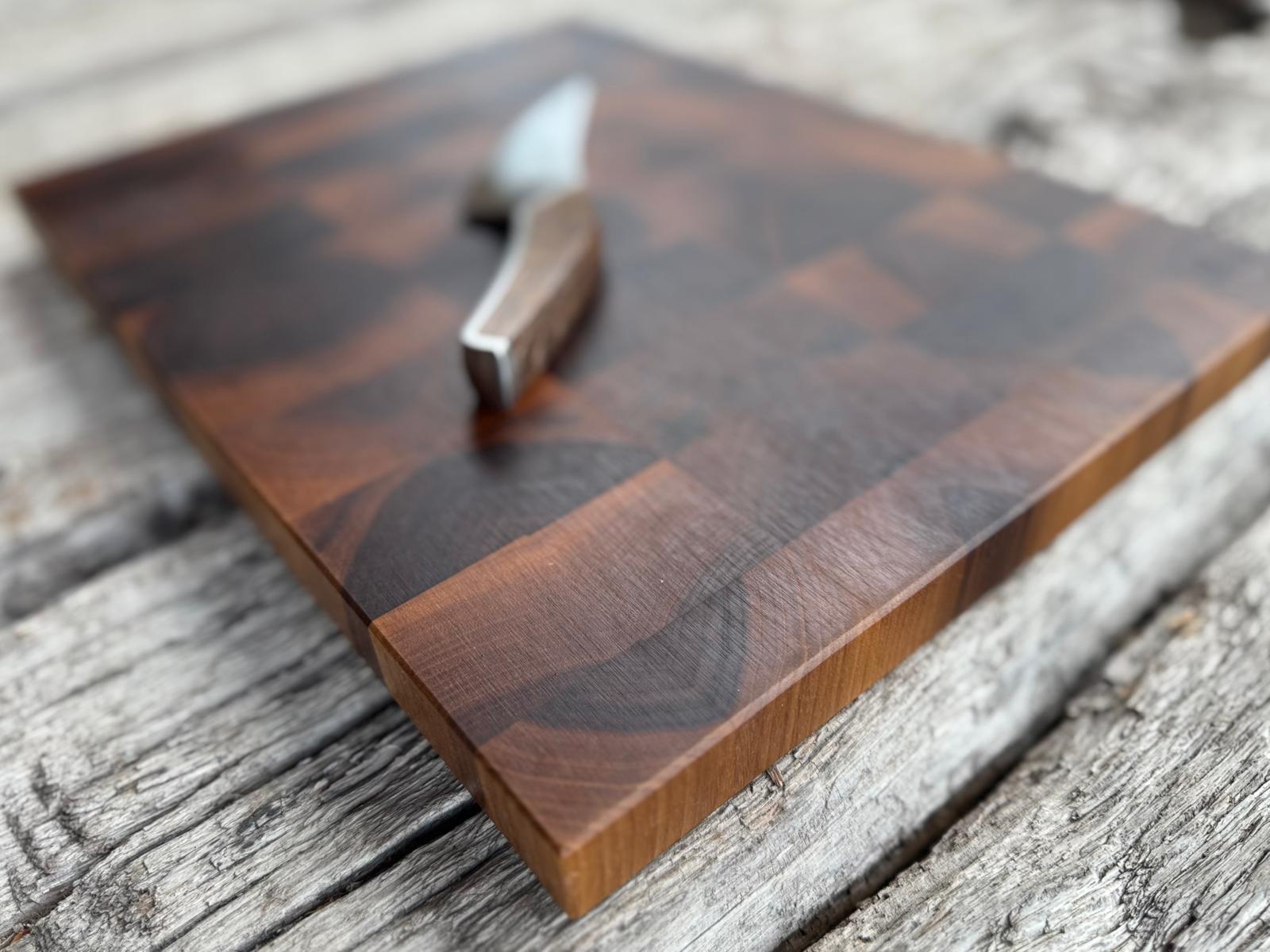 Detailfoto eines Nussbaum Stirnholz Schneidebrettes.